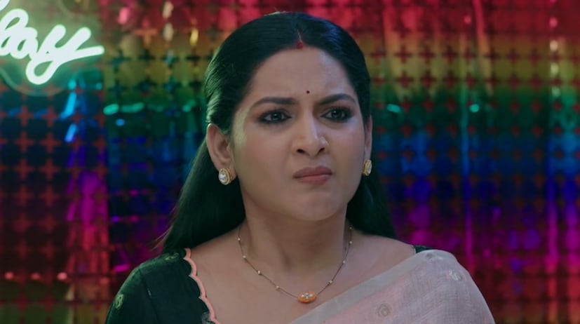 intinti ramayanam Serial: 'ఇంటింటి రామాయణం' మే 30 ఎపిసోడ్లో, కమల్, శ్రీకర్ కొబ్బరి బొండంలో వోడ్కా కలుపుకోగా, అది తెలియక భానుమతి, పల్లవి తాగేసి ఇల్లంతా డాన్స్లతో రచ్చ రచ్చ చేస్తారు. మరోవైపు, శ్రియను ఆస్తి ఆశతో, రాజేశ్వరిని భరత్-పల్లవిల పుట్టుక రహస్యం బయటపెడతాననే భయంతో లొంగదీసుకుని ఇంటికి రప్పించానని అవని చెప్పడంతో అక్షయ్ షాక్ అవుతాడు. చివరగా, ఆరాధ్య బర్త్డే డ్రస్సును పాడుచేసింది పల్లవేనని కనిపెట్టిన అవని, ఆ నిజం బయటపెడితే కమల్ తరిమికొడతాడని ఆమెను బెదిరించి, ఆరాధ్య బర్త్డే వేడుకను గ్రాండ్గా మొదలుపెట్టడంతో ఈ ఎపిసోడ్ ముగుస్తుంది. intinti ramayanam Serial: 'ఇంటింటి రామాయణం' మే 30 ఎపిసోడ్లో, కమల్, శ్రీకర్ కొబ్బరి బొండంలో వోడ్కా కలుపుకోగా, అది తెలియక భానుమతి, పల్లవి తాగేసి ఇల్లంతా డాన్స్లతో రచ్చ రచ్చ చేస్తారు. మరోవైపు, శ్రియను ఆస్తి ఆశతో, రాజేశ్వరిని భరత్-పల్లవిల పుట్టుక రహస్యం బయటపెడతాననే భయంతో లొంగదీసుకుని ఇంటికి రప్పించానని అవని చెప్పడంతో అక్షయ్ షాక్ అవుతాడు. చివరగా, ఆరాధ్య బర్త్డే డ్రస్సును పాడుచేసింది పల్లవేనని కనిపెట్టిన అవని, ఆ నిజం బయటపెడితే కమల్ తరిమికొడతాడని ఆమెను బెదిరించి, ఆరాధ్య బర్త్డే వేడుకను గ్రాండ్గా మొదలుపెట్టడంతో ఈ ఎపిసోడ్ ముగుస్తుంది.
