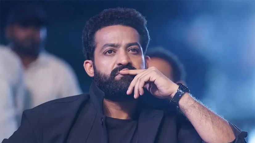 సీనియర్ ఎన్టీఆర్, జయలలిత జాతకాలతో పోలిక: భారతదేశ చరిత్రలో ఇప్పటివరకు సినీ గ్లామర్ నుండి వచ్చి ముఖ్యమంత్రులుగా అఖండ విజయం సాధించిన నటులు ముగ్గురే ఉన్నారని వేణు స్వామి గుర్తు చేశారు. వారు: ఎం.జి. రామచంద్రన్ (MGR), నందమూరి తారక రామారావు (Senior NTR), మరియు జె. జయలలిత. ఈ ముగ్గురి తర్వాత ఆ స్థాయి పొలిటికల్ పవర్ సాధించబోయే ఏకైక నటుడు జూనియర్ ఎన్టీఆర్ మాత్రమేనని ఆయన స్పష్టం చేశారు. ఎన్టీఆర్ జాతకం దివంగత సీఎం జయలలిత, ఆయన తాతగారైన పెద్ద ఎన్టీఆర్ జాతకాలతో చాలా దగ్గరి పోలికలను కలిగి ఉందని, ఆయన జాతకంలోని 'సింహ రాశి' ప్రభావం వల్ల ఊహించని విధంగా 'రాజయోగం' పడుతుందని వివరించారు. సీనియర్ ఎన్టీఆర్, జయలలిత జాతకాలతో పోలిక: భారతదేశ చరిత్రలో ఇప్పటివరకు సినీ గ్లామర్ నుండి వచ్చి ముఖ్యమంత్రులుగా అఖండ విజయం సాధించిన నటులు ముగ్గురే ఉన్నారని వేణు స్వామి గుర్తు చేశారు. వారు: ఎం.జి. రామచంద్రన్ (MGR), నందమూరి తారక రామారావు (Senior NTR), మరియు జె. జయలలిత. ఈ ముగ్గురి తర్వాత ఆ స్థాయి పొలిటికల్ పవర్ సాధించబోయే ఏకైక నటుడు జూనియర్ ఎన్టీఆర్ మాత్రమేనని ఆయన స్పష్టం చేశారు. ఎన్టీఆర్ జాతకం దివంగత సీఎం జయలలిత, ఆయన తాతగారైన పెద్ద ఎన్టీఆర్ జాతకాలతో చాలా దగ్గరి పోలికలను కలిగి ఉందని, ఆయన జాతకంలోని 'సింహ రాశి' ప్రభావం వల్ల ఊహించని విధంగా 'రాజయోగం' పడుతుందని వివరించారు.