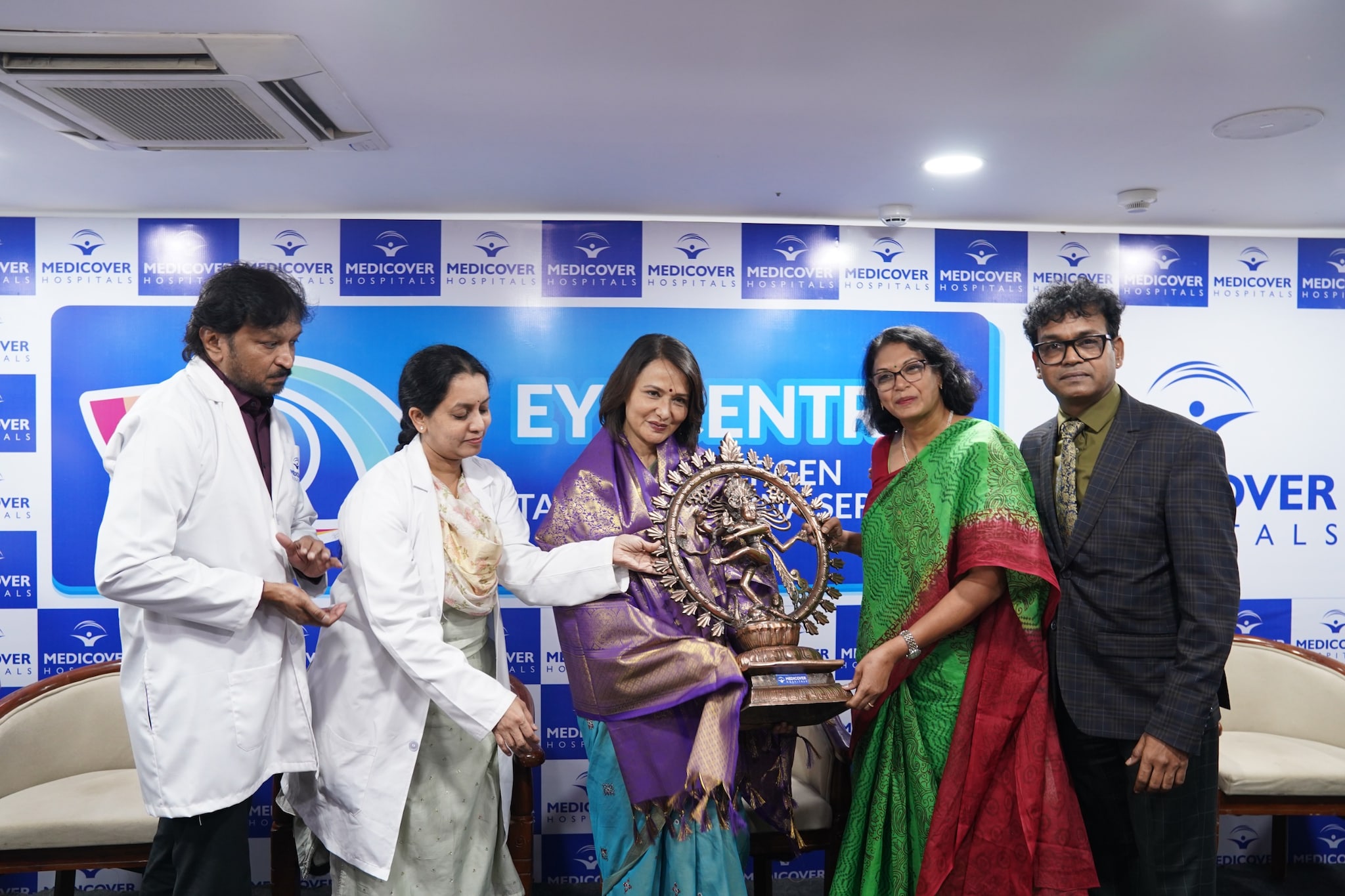 Medicover Hospital Hyderabad, eye center inauguration, Advanced eye care services Hyderabad, Cataract surgery, Retina treatment, diabetic retinopathy, Akkineni amala, మెడికవర్ హాస్పిటల్, హైదరాబాద్ కంటి కేంద్ర ప్రారంభోత్సవం, కాటరాక్ట్ శస్త్రచికిత్స, డయాబెటిక్ రెటినోపతి, న్యూరో ఆఫ్తాల్మాలజీ సేవలు, అక్కినేని అమల