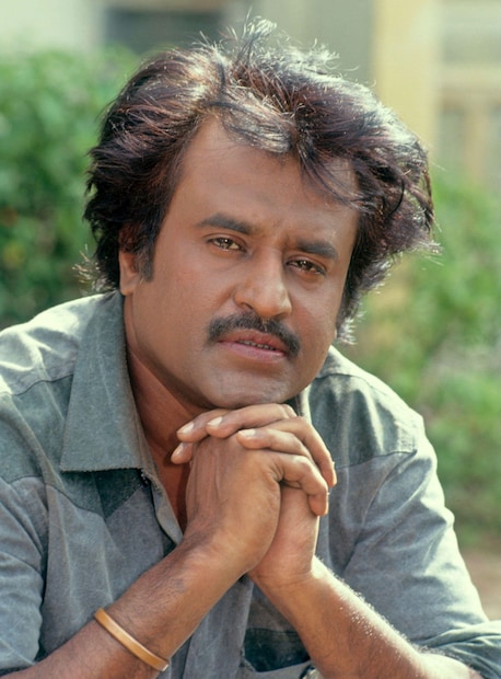 మూలాలను మరువని మానవతావాది.. కోట్లాది రూపాయల పారితోషికం తీసుకునే స్థాయికి చేరినా, రజనీకాంత్ తన పాత వృత్తిని, కష్టకాలంలో తనకు తోడుగా నిలిచిన నాటి బస్సు డ్రైవర్, ప్రాణ స్నేహితుడు రాజ్ బహదూర్ను ఎన్నడూ విస్మరించలేదు. కొన్ని నెలల క్రితం రజనీకాంత్ ఎవరికీ ముందస్తు సమాచారం ఇవ్వకుండా, అకస్మాత్తుగా బెంగళూరులోని జయనగర్ బీఎంటీసీ (BMTC) బస్ డిపోను సందర్శించిన విషయం తెలిసిందే. అక్కడ విధులు నిర్వహిస్తున్న ప్రస్తుత డ్రైవర్లు, కండక్టర్లను ఆత్మీయంగా పలకరించి, వారితో ఫోటోలు దిగి, తన పాత జ్ఞాపకాలను నెమరువేసుకుని అందరినీ ఆశ్చర్యపరిచారు. మూలాలను మరువని మానవతావాది.. కోట్లాది రూపాయల పారితోషికం తీసుకునే స్థాయికి చేరినా, రజనీకాంత్ తన పాత వృత్తిని, కష్టకాలంలో తనకు తోడుగా నిలిచిన నాటి బస్సు డ్రైవర్, ప్రాణ స్నేహితుడు రాజ్ బహదూర్ను ఎన్నడూ విస్మరించలేదు. కొన్ని నెలల క్రితం రజనీకాంత్ ఎవరికీ ముందస్తు సమాచారం ఇవ్వకుండా, అకస్మాత్తుగా బెంగళూరులోని జయనగర్ బీఎంటీసీ (BMTC) బస్ డిపోను సందర్శించిన విషయం తెలిసిందే. అక్కడ విధులు నిర్వహిస్తున్న ప్రస్తుత డ్రైవర్లు, కండక్టర్లను ఆత్మీయంగా పలకరించి, వారితో ఫోటోలు దిగి, తన పాత జ్ఞాపకాలను నెమరువేసుకుని అందరినీ ఆశ్చర్యపరిచారు.
