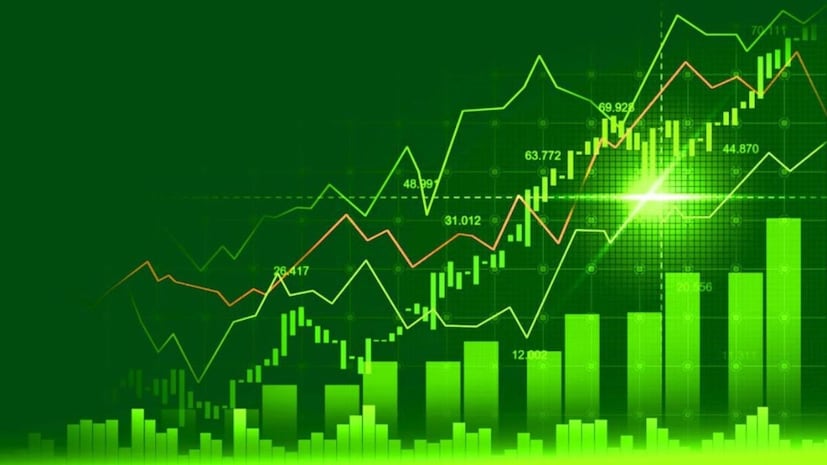 ఈరోజు ఫోకస్ చేయాల్సిన స్టాక్స్లో Axis Bank, Kotak Mahindra Bank కూడా ఉన్నాయి. తొలి త్రైమాసిక (Q1FY27) ఫలితాల అనంతరం Jefferies, Bernstein వంటి ప్రముఖ బ్రోకరేజీలు ఈ బ్యాంకులపై సానుకూల అభిప్రాయాన్ని వ్యక్తం చేశాయి. Axis Bankకు Jefferies రూ.1,700, Bernstein రూ.1,600 టార్గెట్ ధరలను సూచించగా, బలమైన రుణాల వృద్ధి, అంచనాలకు మించిన లాభాలు, తక్కువ క్రెడిట్ ఖర్చులు, మెరుగైన ఆస్తుల నాణ్యత దీర్ఘకాలిక వృద్ధికి దోహదపడతాయని పేర్కొన్నాయి. మరోవైపు Kotak Mahindra Bankకు Jefferies 'Buy' రేటింగ్తో రూ.460, Bernstein 'Market Perform'తో రూ.500 టార్గెట్ ధరలను నిర్దేశించాయి. బ్యాంక్లో రుణాల వృద్ధి, మెరుగవుతున్న క్రెడిట్ క్వాలిటీ, ఖర్చుల నియంత్రణ సానుకూల అంశాలుగా కనిపిస్తున్నప్పటికీ, మార్జిన్లపై ఒత్తిడి, డిపాజిట్ వృద్ధి మందగించడం వంటి అంశాలు గమనించాల్సినవిగా బ్రోకరేజీలు పేర్కొన్నాయి. ఇదే సమయంలో Morgan Stanley విశ్లేషణ ప్రకారం, ప్రైవేట్ బ్యాంకింగ్ రంగంలో ICICI Bank అత్యుత్తమ రుణాల వృద్ధిని నమోదు చేయగా, HDFC Bank, Axis Bankలపై మార్జిన్ ఒత్తిడి కొనసాగిందని, Kotak Bank ఫలితాలు మాత్రం అంచనాల కంటే మెరుగ్గా ఉన్నాయని తెలిపింది. ఈరోజు ఫోకస్ చేయాల్సిన స్టాక్స్లో Axis Bank, Kotak Mahindra Bank కూడా ఉన్నాయి. తొలి త్రైమాసిక (Q1FY27) ఫలితాల అనంతరం Jefferies, Bernstein వంటి ప్రముఖ బ్రోకరేజీలు ఈ బ్యాంకులపై సానుకూల అభిప్రాయాన్ని వ్యక్తం చేశాయి. Axis Bankకు Jefferies రూ.1,700, Bernstein రూ.1,600 టార్గెట్ ధరలను సూచించగా, బలమైన రుణాల వృద్ధి, అంచనాలకు మించిన లాభాలు, తక్కువ క్రెడిట్ ఖర్చులు, మెరుగైన ఆస్తుల నాణ్యత దీర్ఘకాలిక వృద్ధికి దోహదపడతాయని పేర్కొన్నాయి. మరోవైపు Kotak Mahindra Bankకు Jefferies 'Buy' రేటింగ్తో రూ.460, Bernstein 'Market Perform'తో రూ.500 టార్గెట్ ధరలను నిర్దేశించాయి. బ్యాంక్లో రుణాల వృద్ధి, మెరుగవుతున్న క్రెడిట్ క్వాలిటీ, ఖర్చుల నియంత్రణ సానుకూల అంశాలుగా కనిపిస్తున్నప్పటికీ, మార్జిన్లపై ఒత్తిడి, డిపాజిట్ వృద్ధి మందగించడం వంటి అంశాలు గమనించాల్సినవిగా బ్రోకరేజీలు పేర్కొన్నాయి. ఇదే సమయంలో Morgan Stanley విశ్లేషణ ప్రకారం, ప్రైవేట్ బ్యాంకింగ్ రంగంలో ICICI Bank అత్యుత్తమ రుణాల వృద్ధిని నమోదు చేయగా, HDFC Bank, Axis Bankలపై మార్జిన్ ఒత్తిడి కొనసాగిందని, Kotak Bank ఫలితాలు మాత్రం అంచనాల కంటే మెరుగ్గా ఉన్నాయని తెలిపింది.