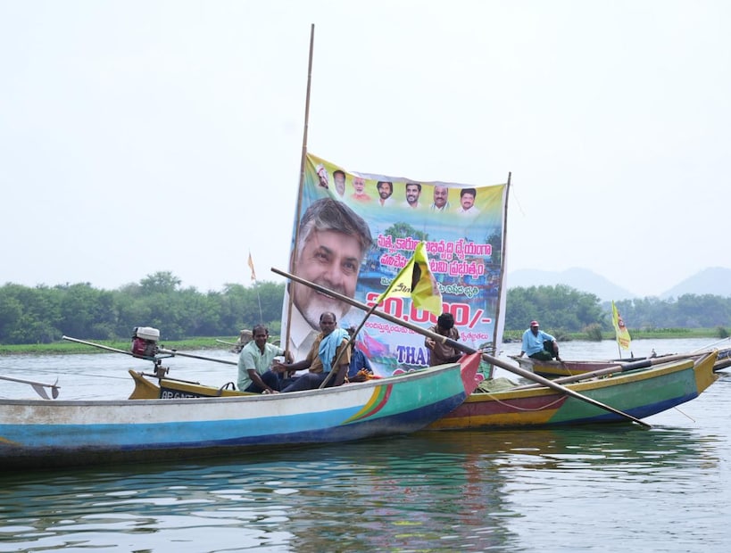 ‘మత్స్యకారుల సేవలో’ పథకం కింద వరుసగా రెండో ఏడాది నిధులు విడుదల చేసినందుకు మత్స్యకార కుటుంబాలు సంతోషం వ్యక్తం చేస్తున్నాయి. వేట నిషేధ సమయంలో ఒక్కో కుటుంబానికి రూ.20 వేల ఆర్థిక భరోసా అందిస్తోన్న ప్రభుత్వ చర్యలు మత్స్యకారుల జీవనోపాధిని కాపాడుతున్నాయి. గత ఏడాది 1,21,433 కుటుంబాలకు రూ.243 కోట్లు అందజేశారు. ఈ ఏడాది 1,30,796 మత్స్యకార కుటుంబాలకు రూ.262 కోట్లు అందించారు. రెండేళ్లలో మొత్తం రూ.505 కోట్ల సాయం అందించినట్లు అధికారులు వెల్లడించారు. ‘మత్స్యకారుల సేవలో’ పథకం కింద వరుసగా రెండో ఏడాది నిధులు విడుదల చేసినందుకు మత్స్యకార కుటుంబాలు సంతోషం వ్యక్తం చేస్తున్నాయి. వేట నిషేధ సమయంలో ఒక్కో కుటుంబానికి రూ.20 వేల ఆర్థిక భరోసా అందిస్తోన్న ప్రభుత్వ చర్యలు మత్స్యకారుల జీవనోపాధిని కాపాడుతున్నాయి. గత ఏడాది 1,21,433 కుటుంబాలకు రూ.243 కోట్లు అందజేశారు. ఈ ఏడాది 1,30,796 మత్స్యకార కుటుంబాలకు రూ.262 కోట్లు అందించారు. రెండేళ్లలో మొత్తం రూ.505 కోట్ల సాయం అందించినట్లు అధికారులు వెల్లడించారు.