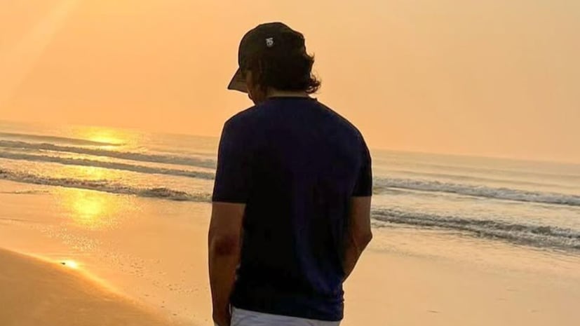సినిమా అంటే కేవలం ఒక ఎంటర్టైన్మెంట్ మాత్రమే కాదు.. మన సమాజంపై అత్యంత ప్రభావం చూపే ఒక మాద్యమం. డైరెక్టర్లు, ప్రొడ్యూసర్లు, నటులు ప్రతి సినిమాను డబ్బుల కోసం యాక్ట్ చేయరు. తమ నటన, ప్రతిభను నలుగురికి చూపించాలనే పట్టుదలతో సినిమా తీస్తారు. మనం కూడా సినిమా హిట్టైందా లేదా అనే కోణంలో కాకుండా.. అందులోని మంచి విషయాలను, మనల్ని ప్రభావితం చేసే అంశాలపై ఫోకస్ చేయాలి. మనలో చాలా మందికి సినిమాల్లోని కొన్ని క్యారెక్టర్స్ ఎంతోకాలం మదిలో ఉండిపోతుంది. అది పోలీస్ కావచ్చు, లాయర్, ఐఏఎస్, డాక్టర్, ఇంజనీర్.. అంతెందుకు ఒక నక్సలైట్ పాత్ర కూడా మనలో కదలికను తీసుకొస్తుంది. సినిమా అంటే కేవలం ఒక ఎంటర్టైన్మెంట్ మాత్రమే కాదు.. మన సమాజంపై అత్యంత ప్రభావం చూపే ఒక మాద్యమం. డైరెక్టర్లు, ప్రొడ్యూసర్లు, నటులు ప్రతి సినిమాను డబ్బుల కోసం యాక్ట్ చేయరు. తమ నటన, ప్రతిభను నలుగురికి చూపించాలనే పట్టుదలతో సినిమా తీస్తారు. మనం కూడా సినిమా హిట్టైందా లేదా అనే కోణంలో కాకుండా.. అందులోని మంచి విషయాలను, మనల్ని ప్రభావితం చేసే అంశాలపై ఫోకస్ చేయాలి. మనలో చాలా మందికి సినిమాల్లోని కొన్ని క్యారెక్టర్స్ ఎంతోకాలం మదిలో ఉండిపోతుంది. అది పోలీస్ కావచ్చు, లాయర్, ఐఏఎస్, డాక్టర్, ఇంజనీర్.. అంతెందుకు ఒక నక్సలైట్ పాత్ర కూడా మనలో కదలికను తీసుకొస్తుంది.