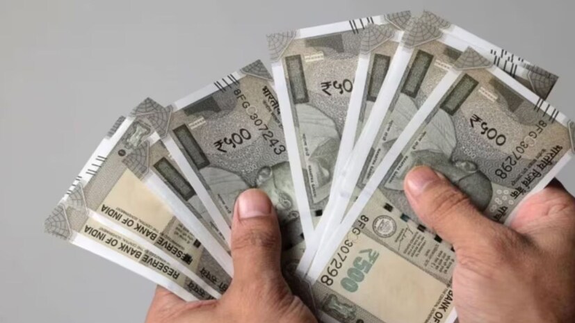 న్యూస్18 హిందీ వెల్లడించిన కథనం ప్రకారం.. పాలిమర్ నోట్లు సాధారణ కాగితపు నోట్లతో పోలిస్తే ఎక్కువకాలం మన్నికగా ఉంటాయి. ఇవి తేమ, నీరు, దుమ్ము, చిరిగిపోవడం వంటి సమస్యలను తట్టుకునే సామర్థ్యాన్ని కలిగి ఉంటాయి. దీంతో నోట్లు త్వరగా పాడవకుండా ఉండటమే కాకుండా, మళ్లీ మళ్లీ కొత్త నోట్లు ముద్రించాల్సిన అవసరం కూడా తగ్గుతుంది. అలాగే నకిలీ నోట్ల తయారీని అడ్డుకునే ఆధునిక భద్రతా ఫీచర్లను కూడా పాలిమర్ నోట్లలో సులభంగా అమర్చవచ్చు. ఇప్పటికే ఆస్ట్రేలియా, కెనడా, యూకే, సింగపూర్, న్యూజిలాండ్ వంటి అనేక దేశాలు పాలిమర్ కరెన్సీని విజయవంతంగా వినియోగిస్తున్నాయి.