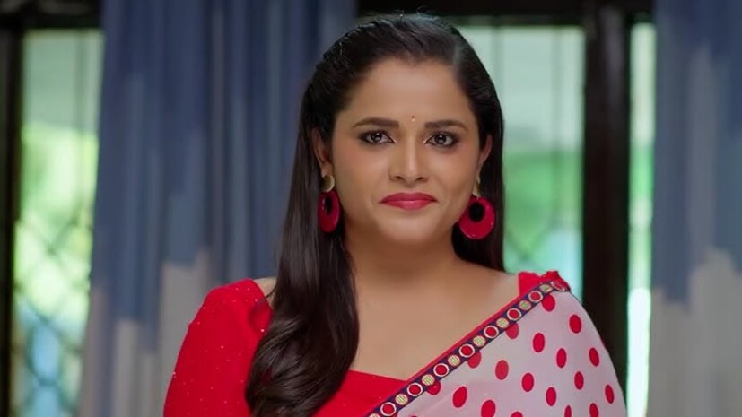  Nindu Noorella Saavasam: 'నిండు నూరేళ్ల సావాసం' మే 29 ఎపిసోడ్‌లో, స్టోర్‌ రూంలో ఆరు (అరుంధతి) ఫోటో చూసి స్పృహతప్పిన అమర్‌కు గతం గుర్తుకు రాలేదని తెలిసి మనోహరి ఊపిరి పీల్చుకుంటుంది. కానీ, అమర్ ఆ ఫోటోను హాల్లో పెట్టి దండ వేయడమే కాకుండా, బుజ్జమ్మకు పుట్టినరోజు శుభాకాంక్షలు తెలిపి తనను 'డాడీ' అని పిలవమనడంతో మనోహరి షాక్ అవుతుంది. దీనిపై మనోహరి రూంలో యాదమ్మ, చంభాలతో బాధపడుతుండగా... అక్కడికి వచ్చిన మిస్సమ్మ (భాగీ), రాథోడ్‌లు ఆమెకు గట్టిగా వార్నింగ్ ఇస్తారు. అమర్ గుండెల్లో అరుంధతి స్థానం అలాగే ఉందని, బుజ్జమ్మగా పుట్టింది అరుంధతి మేడమేనని చెప్తూ, త్వరలోనే తప్పు చేసిన వాళ్లకు శిక్ష పడి మెడపట్టి బయటకు గెంటేయడం ఖాయమని హెచ్చరిస్తారు. వారు వెళ్ళిపోయాక, తన టైం బాగోలేదని టెన్షన్ పడుతున్న మనోహరి, చంభాతో కలిసి ఎలాగైనా మిస్సమ్మకు చెక్ పెట్టాలని కొత్త ప్లాన్ వేయడంతో ఈ ఎపిసోడ్ ముగుస్తుంది.