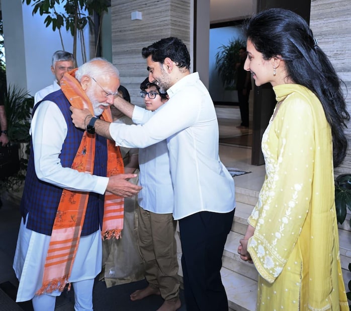 భేటీ వివరాలు, చర్చలు: ప్రధాని మోదీ హైదరాబాద్ పర్యటనలో భాగంగా రూ.9,400 కోట్ల అభివృద్ధి ప్రాజెక్టుల ప్రారంభోత్సవాలు, శంకుస్థాపనలు చేసి.. ఆ తర్వాత జూబ్లీహిల్స్లోని చంద్రబాబు ఇంటికి వెళ్లి కుటుంబంతో కలిసి ప్రార్థనలు చేశారు. నారా లోకేశ్తో ఫిట్నెస్, ఆరోగ్యం గురించి సంభాషించారు. లోకేశ్ మరింత బరువు తగ్గకుండా ఉండాలని మోదీ సలహా ఇచ్చారని డెక్కన్ క్రానికల్ రిపోర్ట్ చేసింది. ఈ భేటీ సుదీర్ఘంగా కొనసాగింది. వివిధ అంశాలపై అభిప్రాయాలు మార్పిడి జరిగింది. చంద్రబాబు అమరావతి, పోలవరం, విశాఖ స్టీల్ ప్లాంట్ వంటి ప్రాజెక్టులకు కేంద్రం సహాయం కొనసాగించాలని కోరుతూ.. ధన్యవాదాలు తెలిపారు. భేటీ వివరాలు, చర్చలు: ప్రధాని మోదీ హైదరాబాద్ పర్యటనలో భాగంగా రూ.9,400 కోట్ల అభివృద్ధి ప్రాజెక్టుల ప్రారంభోత్సవాలు, శంకుస్థాపనలు చేసి.. ఆ తర్వాత జూబ్లీహిల్స్లోని చంద్రబాబు ఇంటికి వెళ్లి కుటుంబంతో కలిసి ప్రార్థనలు చేశారు. నారా లోకేశ్తో ఫిట్నెస్, ఆరోగ్యం గురించి సంభాషించారు. లోకేశ్ మరింత బరువు తగ్గకుండా ఉండాలని మోదీ సలహా ఇచ్చారని డెక్కన్ క్రానికల్ రిపోర్ట్ చేసింది. ఈ భేటీ సుదీర్ఘంగా కొనసాగింది. వివిధ అంశాలపై అభిప్రాయాలు మార్పిడి జరిగింది. చంద్రబాబు అమరావతి, పోలవరం, విశాఖ స్టీల్ ప్లాంట్ వంటి ప్రాజెక్టులకు కేంద్రం సహాయం కొనసాగించాలని కోరుతూ.. ధన్యవాదాలు తెలిపారు.