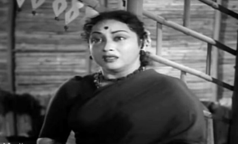 సినీ యాక్టర్ల పర్సనల్ లైఫ్‌లో తెర వెనుక ఎంత డ్రామా, కష్టాలు ఉంటాయో చెప్పడానికి చాలా ఉదాహరణలు ఉన్నాయి. చాలామంది స్టార్ హీరోయిన్లు పర్సనల్ లైఫ్‌లో ఎన్నో ఇబ్బందులు ఎదుర్కొన్నారు. స్టార్‌డమ్ వచ్చినా, వ్యక్తిగత జీవితాలు మాత్రం విమర్శల పాలయ్యాయి. ఆర్థిక ఇబ్బందులు, లవ్‌ ఫెయిల్యూర్స్‌ వల్ల పిల్లల భవిష్యత్తు కోసం వారిని చిన్న వయసులోనే సినీ రంగంలోకి పంపాల్సిన పరిస్థితులు కూడా వచ్చాయి. బాలీవుడ్ క్వీన్ రేఖ (Rekha) కెరీర్, జీవితం అలాంటిదే. తన తల్లి కష్టాలే రేఖను స్టార్‌గా మలిచాయి. ఆమె తల్లి పుష్పవల్లి (Pushpavalli), ఇద్దరు ఆడపిల్లల సింగిల్ మదర్‌గా ఎన్నో ఇబ్బందులు ఎదుర్కొంది.