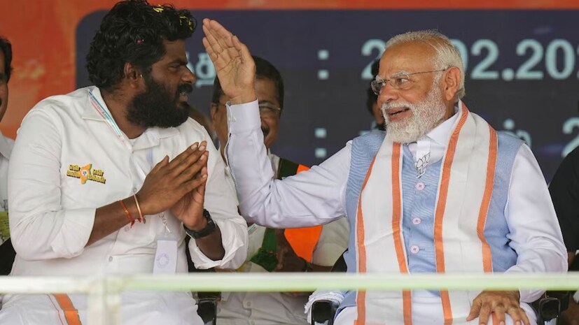  ఎలాంటి అధికారిక ప్రకటనా వెలువడనప్పటికీ, ఒక పెద్ద రాజకీయ అడుగు పడబోతోందని అన్నామలై స్వయంగా పదేపదే సంకేతాలు ఇచ్చారు. తన భవిష్యత్తుపై తీవ్ర ఊహాగానాల మధ్య ఇటీవల విలేకరులతో మాట్లాడుతూ, "రెండు రోజులు ఓపిక పట్టండి" అని మద్దతుదారులను కోరారు, ఈ వ్యాఖ్య కొత్త రాజకీయ అధ్యాయంపై అంచనాలను మరింత పెంచింది. దీని సమయం కూడా చాలా కీలకం. గత కొన్ని నెలలుగా అన్నామలై రాజకీయ సందేశాలు, బీజేపీ, సంప్రదాయ ద్రావిడ రాజకీయాలకు అతీతంగా ఆయన ఒక అవకాశాన్ని చూస్తున్నారని ఎక్కువగా సూచిస్తున్నాయి. తమిళనాడులో దశాబ్దాలుగా ఉన్న ద్రావిడ రాజకీయ నమూనా పట్టు కోల్పోతోందనీ, ఓటర్లు, ముఖ్యంగా యువతరం కొత్త ప్రత్యామ్నాయం కోసం ఎదురుచూస్తున్నారని ఆయన పదేపదే వాదించారు.