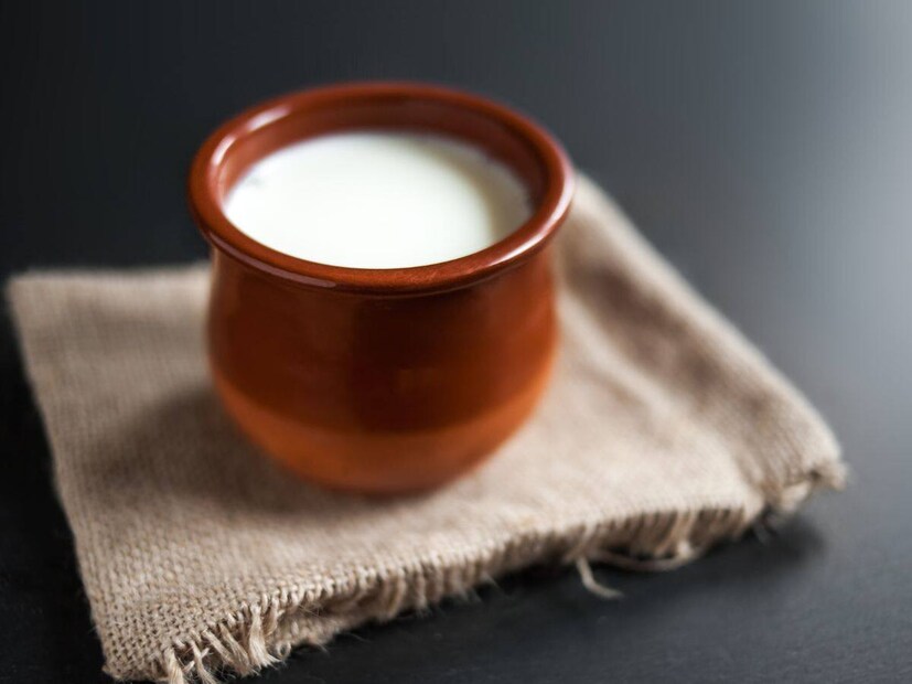 Curd Secrets: మన ఇంట్లో అమ్మమ్మలు, తాతయ్యలు చిన్నప్పటి నుంచి భోజనం చివర్లో పెరుగు లేదా మజ్జిగ తప్పనిసరిగా తినమని చెప్తుంటారు. పూర్వీకులు చెప్పిన ఈ అలవాటు వెనుక ఎంతో గొప్ప శాస్త్రీయ కారణం దాగి ఉందంటున్నారు హైదరాబాద్ హైటెక్ సిటీ యశోద హాస్పిటల్స్ క్లినికల్ డైరెక్టర్, సీనియర్ కన్సల్టెంట్ గ్యాస్ట్రోఎంటరాలజిస్ట్ అండ్ హెపటాలజిస్ట్ డాక్టర్ కేఎస్ సోమశేఖర్ రావు. ఆధునిక కాలంలో మనం ఎదుర్కొంటున్న అనేక రకాల ఆరోగ్య సమస్యలకు, జీర్ణక్రియ లోపాలకు పెరుగు, మజ్జిగలు దివ్యౌషధంగా పనిచేస్తాయి.