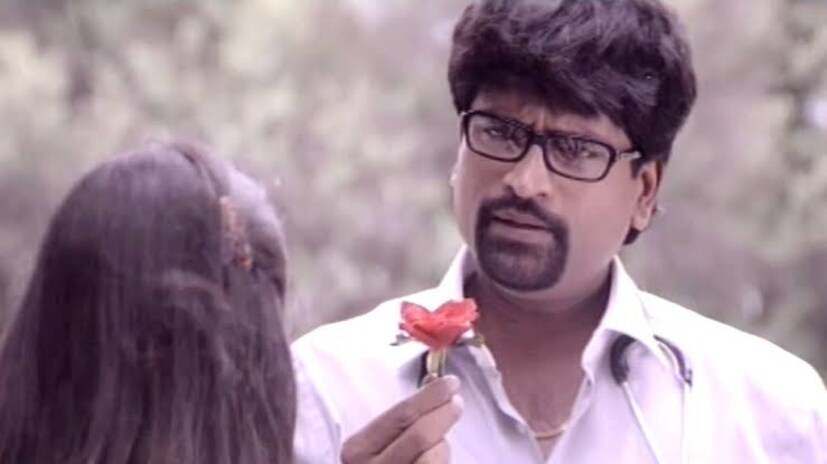  థియేటర్లు ఉలిక్కిపడ్డ రవిబాబు ల్యాబ్ సీన్స్! సినిమాకు అసలైన అల్టిమేట్ హైలైట్, బ్యాండ్ బాజా రేంజ్ విలనిజం ఏంటంటే.. రవిబాబు పోషించిన సైకో కిల్లర్ 'గులాబీ ఫూల్' క్యారెక్టర్. ఆయన ఆ కటౌట్‌తో స్క్రీన్ మీదకు వస్తుంటేనే ధడ పుడుతుంది. ముఖ్యంగా క్లైమాక్స్ వైపు వెళ్లే కొద్దీ ఆయన తన పర్సనల్ ల్యాబ్‌లో చేసే ప్రయోగాలు, ఆ వికృతమైన నవ్వు, భూమికను ట్రాప్ చేసే సీన్స్ థియేటర్లలో జనాలతో కేకలు పెట్టించాయి. ఒక పాత ఫ్లాష్‌బ్యాక్ రివెంజ్ స్టోరీని ఇంత క్రూరంగా, గ్రిప్పింగ్‌గా చూపించడం రవిబాబుకే చెల్లింది.