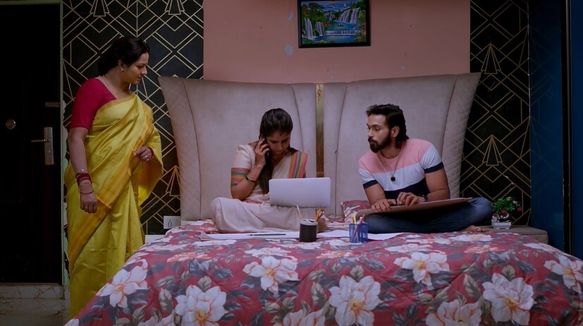  డిజైన్స్‌ వేస్తున్నామని, రాజు వేసిన డిజైన్‌ చూస్తే నవ్వొస్తుందని ఇందు చెప్పడంతో.. ఏదీ నాకు చూపించండి అంటూ అపర్ణ అడుగుతుంది. ఇద్దరూ తాము వేసిన డిజైన్స్‌ చూపించగా, వాళ్లిద్దరి డిజైన్స్‌ చూసిన అపర్ణ నవ్వుకుంటుంది. వీటిని అసలు డిజైన్స్‌ అంటారా, చిన్నపిల్లలు వేసుకునే డ్రాయింగ్స్‌ లాగా ఉన్నాయి అని అంటుంది అపర్ణ. రాజు స్పందిస్తూ మేము చిన్న పిల్లలం కాదు కదా అమ్మమ్మ అనగా.. మిమ్మల్ని నమ్మి కంపెనీ మీ చేతుల్లో పెట్టాను, కంపెనీని మంచి అభివృద్ధిలోకి తీసుకెళ్లడానికి ప్రయత్నించండి అని అపర్ణ చెబుతుంది. దీంతో ఇందు.. నేను వద్దు అన్నాను, కానీ రాజే డిజైన్స్‌ వేసుకుందామని అంటున్నాడు, డిజైనర్‌ను పెడితే బాగుంటుందని చెప్తుండగానే శృతి ఫోన్‌ చేస్తుంది. (Photo Credit: Brahmamudi Serial Star maa/ Jio+ Hotstar)