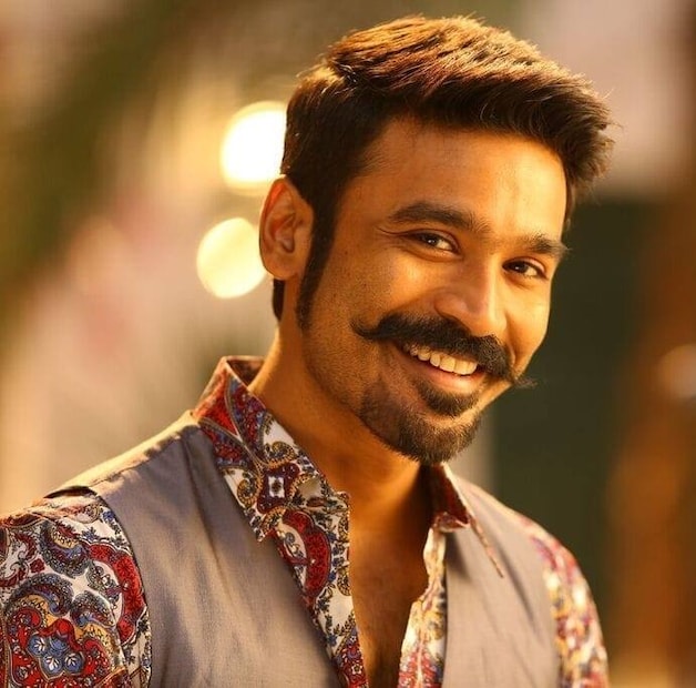 ఇక ధనుష్ విషయానికి వస్తే.. కేవలం నటుడిగానే కాకుండా దర్శకుడిగా, గాయకుడిగా, నిర్మాతగా తిరుగులేని క్రేజ్ సొంతం చేసుకున్న ఆయన, చాలా కాలంగా తన అధికారిక అభిమాన సంఘాల (Dhanush Fans Welfare Association) ద్వారా తమిళనాడు వ్యాప్తంగా విస్తృతంగా సేవా కార్యక్రమాలు నిర్వహిస్తున్నారు. ముఖ్యంగా పేద విద్యార్థులకు విద్యా దానం, వరదల సమయంలో సహాయక చర్యలు, తన పుట్టినరోజు సందర్భాల్లో నిరుపేదలకు నిత్యావసర వస్తువుల పంపిణీ లాంటి సామాజిక కార్యక్రమాలు క్షేత్రస్థాయిలో చేస్తున్నారు. ఈ గ్రౌండ్ వర్క్ అంతా భవిష్యత్తు పొలిటికల్ ఎంట్రీ కోసమేననే విశ్లేషణలు రాజకీయ వర్గాల్లో బలంగా వినిపిస్తున్నాయి. ఇక ధనుష్ విషయానికి వస్తే.. కేవలం నటుడిగానే కాకుండా దర్శకుడిగా, గాయకుడిగా, నిర్మాతగా తిరుగులేని క్రేజ్ సొంతం చేసుకున్న ఆయన, చాలా కాలంగా తన అధికారిక అభిమాన సంఘాల (Dhanush Fans Welfare Association) ద్వారా తమిళనాడు వ్యాప్తంగా విస్తృతంగా సేవా కార్యక్రమాలు నిర్వహిస్తున్నారు. ముఖ్యంగా పేద విద్యార్థులకు విద్యా దానం, వరదల సమయంలో సహాయక చర్యలు, తన పుట్టినరోజు సందర్భాల్లో నిరుపేదలకు నిత్యావసర వస్తువుల పంపిణీ లాంటి సామాజిక కార్యక్రమాలు క్షేత్రస్థాయిలో చేస్తున్నారు. ఈ గ్రౌండ్ వర్క్ అంతా భవిష్యత్తు పొలిటికల్ ఎంట్రీ కోసమేననే విశ్లేషణలు రాజకీయ వర్గాల్లో బలంగా వినిపిస్తున్నాయి.