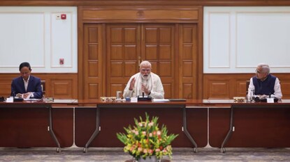 ప్రధాని మోదీ ఆర్థిక సమీక్ష