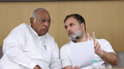 రాహుల్ గాంధీ, ఖర్గే రాహుల్ గాంధీ, ఖర్గే