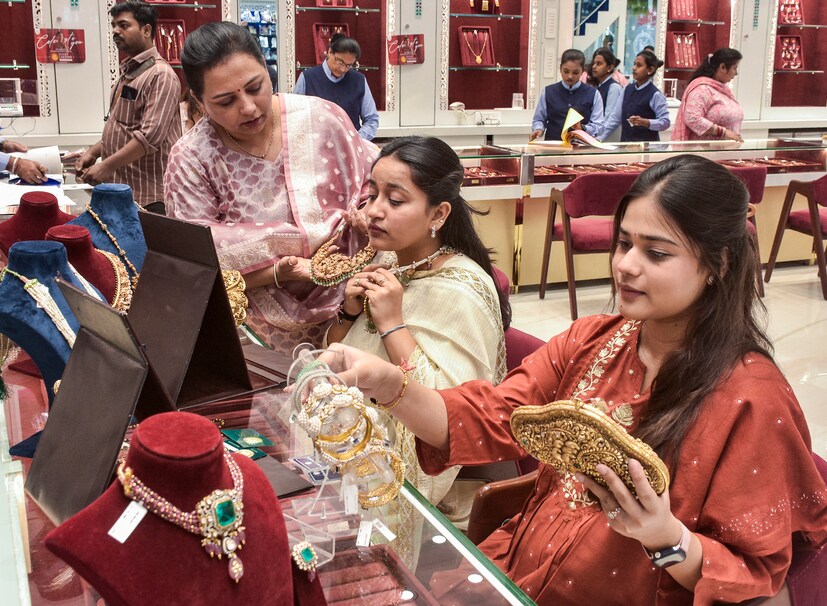 Gold price forecast India, Gold rate today MCX, US Federal Reserve interest rates impact gold, gold market analysis 2026, gold price prediction next month, dollar strength effect on gold, బంగారం ధర అంచనా, ఎంసీఎక్స్ బంగారం రేటు, అమెరికా ఫెడ్ వడ్డీ రేట్లు ప్రభావం, గోల్డ్ మార్కెట్ విశ్లేషణ, వచ్చే నెల బంగారం ధర అంచనా, డాలర్ బలపడటం బంగారం ప్రభావం, బులియన్ ధరల ట్రెండ్