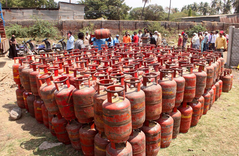 చిన్నపిల్లలు ఉన్న ఇళ్లలో LPG స్టవ్, సిలిండర్, రెగ్యులేటర్, పైపు ప్రాంతంలో అదనపు జాగ్రత్తలు తీసుకోవాలి. వంట చేసే సమయంలో పిల్లలను LPG ఇన్స్టాలేషన్కు దూరంగా ఉంచాలని HPCL కూడా సూచిస్తోంది. మొత్తంగా చూస్తే LPG భద్రతలో సిలిండర్ నాణ్యతతో పాటు హోస్, రెగ్యులేటర్, స్టవ్, కనెక్షన్ల పరిస్థితి కూడా కీలకం. పైపులో పగుళ్లు, కోతలు, గట్టిపడటం లేదా కాలిన గుర్తులు కనిపిస్తే గడువు పూర్తయ్యే వరకు వేచి చూడకుండా వెంటనే మార్చాలి. సాధారణ rubber tube అయితే రెండు సంవత్సరాల replacement guidance, Suraksha LPG hose అయితే ఐదేళ్ల life/replacement guidance ఉందని గుర్తుంచుకోవాలి. ప్రమాణాలకు అనుగుణమైన పైపును ఉపయోగించడం, సరిగ్గా అమర్చడం, లీకేజీపై అప్రమత్తంగా ఉండటం ద్వారా ఇంట్లో LPG సంబంధిత ప్రమాదాల ముప్పును తగ్గించుకోవచ్చు. చిన్నపిల్లలు ఉన్న ఇళ్లలో LPG స్టవ్, సిలిండర్, రెగ్యులేటర్, పైపు ప్రాంతంలో అదనపు జాగ్రత్తలు తీసుకోవాలి. వంట చేసే సమయంలో పిల్లలను LPG ఇన్స్టాలేషన్కు దూరంగా ఉంచాలని HPCL కూడా సూచిస్తోంది. మొత్తంగా చూస్తే LPG భద్రతలో సిలిండర్ నాణ్యతతో పాటు హోస్, రెగ్యులేటర్, స్టవ్, కనెక్షన్ల పరిస్థితి కూడా కీలకం. పైపులో పగుళ్లు, కోతలు, గట్టిపడటం లేదా కాలిన గుర్తులు కనిపిస్తే గడువు పూర్తయ్యే వరకు వేచి చూడకుండా వెంటనే మార్చాలి. సాధారణ rubber tube అయితే రెండు సంవత్సరాల replacement guidance, Suraksha LPG hose అయితే ఐదేళ్ల life/replacement guidance ఉందని గుర్తుంచుకోవాలి. ప్రమాణాలకు అనుగుణమైన పైపును ఉపయోగించడం, సరిగ్గా అమర్చడం, లీకేజీపై అప్రమత్తంగా ఉండటం ద్వారా ఇంట్లో LPG సంబంధిత ప్రమాదాల ముప్పును తగ్గించుకోవచ్చు.