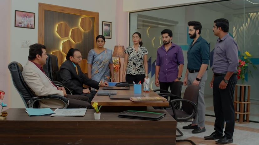 మొత్తానికి ఈ వారం 'కార్తీకదీపం 2' ఎపిసోడ్స్ అన్నీ జ్యోత్స్న కుట్రలు, సూరజ్ రివర్స్ మైండ్ గేమ్స్, దీపకు ఎదురైన ఊహించని పెద్ద గండంతో ముగిశాయి. ఫుడ్ ఆర్డర్ పేరుతో కస్టమర్ చేసిన మోసానికి దీప కంపెనీ నుంచి వెళ్ళిపోయే పరిస్థితి రావడం, సాయంత్రంలోగా ఫుడ్ అంతా సేల్ చేయాలంటూ శివన్నారాయణ కఠినమైన కండిషన్ పెట్టడం ప్రేక్షకులలో తీవ్ర ఉత్కంఠను రేకెత్తించింది. జ్యోత్స్న వెటకారానికి తగ్గకుండా, దీప పాత ఇడ్లీ కొట్టు అనుభవాల ఆధారంగా సూరజ్ ఆలోచించిన ఆ సరికొత్త ఐడియా ఏంటి? ఆ ప్లాన్తో దీప ఈ భారీ నష్టం నుండి ఎలా గట్టెక్కబోతోంది? అన్న ఆసక్తికరమైన ప్రశ్నలతో వచ్చే వారం ఎపిసోడ్లపై భారీ అంచనాలు నెలకొన్నాయి. మొత్తానికి ఈ వారం 'కార్తీకదీపం 2' ఎపిసోడ్స్ అన్నీ జ్యోత్స్న కుట్రలు, సూరజ్ రివర్స్ మైండ్ గేమ్స్, దీపకు ఎదురైన ఊహించని పెద్ద గండంతో ముగిశాయి. ఫుడ్ ఆర్డర్ పేరుతో కస్టమర్ చేసిన మోసానికి దీప కంపెనీ నుంచి వెళ్ళిపోయే పరిస్థితి రావడం, సాయంత్రంలోగా ఫుడ్ అంతా సేల్ చేయాలంటూ శివన్నారాయణ కఠినమైన కండిషన్ పెట్టడం ప్రేక్షకులలో తీవ్ర ఉత్కంఠను రేకెత్తించింది. జ్యోత్స్న వెటకారానికి తగ్గకుండా, దీప పాత ఇడ్లీ కొట్టు అనుభవాల ఆధారంగా సూరజ్ ఆలోచించిన ఆ సరికొత్త ఐడియా ఏంటి? ఆ ప్లాన్తో దీప ఈ భారీ నష్టం నుండి ఎలా గట్టెక్కబోతోంది? అన్న ఆసక్తికరమైన ప్రశ్నలతో వచ్చే వారం ఎపిసోడ్లపై భారీ అంచనాలు నెలకొన్నాయి.