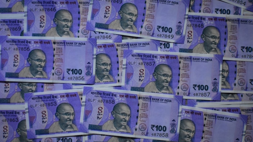రూ.10 లక్షలు చేరుకోవడం ఒక గొప్ప మైలురాయి అయినప్పటికీ, అది పెట్టుబడి ప్రయాణానికి ముగింపు కాదు. నిజానికి అది కొత్త ఆర్థిక ప్రయాణానికి ప్రారంభం మాత్రమే. ఇప్పటికే మీరు SIPలు కొనసాగిస్తుంటే వాటిని ఆపకుండా కొనసాగించడం మంచిది. మార్కెట్లో వచ్చే ప్రతి వార్తను చూసి తరచూ పెట్టుబడి నిర్ణయాలు మార్చుకోవడం కంటే, మీ పెట్టుబడి ప్రణాళికకు కట్టుబడి ఉండటం ముఖ్యం. కాలానుగుణంగా మీ పోర్ట్ఫోలియోను సమీక్షించుకోవాలి కానీ ప్రతి చిన్న మార్పుకు స్పందించాల్సిన అవసరం లేదు. పెట్టుబడి విషయంలో అత్యంత ముఖ్యమైన విషయం ఏమిటంటే, ఇతరులు చేస్తున్నారు కాబట్టి నేనూ చేయాలి అనే ఆలోచనతో నిర్ణయాలు తీసుకోకూడదు. మీ ఆదాయం, భవిష్యత్ అవసరాలు, రిస్క్ తీసుకునే సామర్థ్యం, ఆర్థిక లక్ష్యాలను దృష్టిలో ఉంచుకుని సరైన ప్రణాళికతో ముందుకు సాగితే, తొలి రూ.10 లక్షలు భవిష్యత్తులో మరింత పెద్ద సంపదను నిర్మించేందుకు బలమైన పునాదిగా మారుతాయి. రూ.10 లక్షలు చేరుకోవడం ఒక గొప్ప మైలురాయి అయినప్పటికీ, అది పెట్టుబడి ప్రయాణానికి ముగింపు కాదు. నిజానికి అది కొత్త ఆర్థిక ప్రయాణానికి ప్రారంభం మాత్రమే. ఇప్పటికే మీరు SIPలు కొనసాగిస్తుంటే వాటిని ఆపకుండా కొనసాగించడం మంచిది. మార్కెట్లో వచ్చే ప్రతి వార్తను చూసి తరచూ పెట్టుబడి నిర్ణయాలు మార్చుకోవడం కంటే, మీ పెట్టుబడి ప్రణాళికకు కట్టుబడి ఉండటం ముఖ్యం. కాలానుగుణంగా మీ పోర్ట్ఫోలియోను సమీక్షించుకోవాలి కానీ ప్రతి చిన్న మార్పుకు స్పందించాల్సిన అవసరం లేదు. పెట్టుబడి విషయంలో అత్యంత ముఖ్యమైన విషయం ఏమిటంటే, ఇతరులు చేస్తున్నారు కాబట్టి నేనూ చేయాలి అనే ఆలోచనతో నిర్ణయాలు తీసుకోకూడదు. మీ ఆదాయం, భవిష్యత్ అవసరాలు, రిస్క్ తీసుకునే సామర్థ్యం, ఆర్థిక లక్ష్యాలను దృష్టిలో ఉంచుకుని సరైన ప్రణాళికతో ముందుకు సాగితే, తొలి రూ.10 లక్షలు భవిష్యత్తులో మరింత పెద్ద సంపదను నిర్మించేందుకు బలమైన పునాదిగా మారుతాయి.