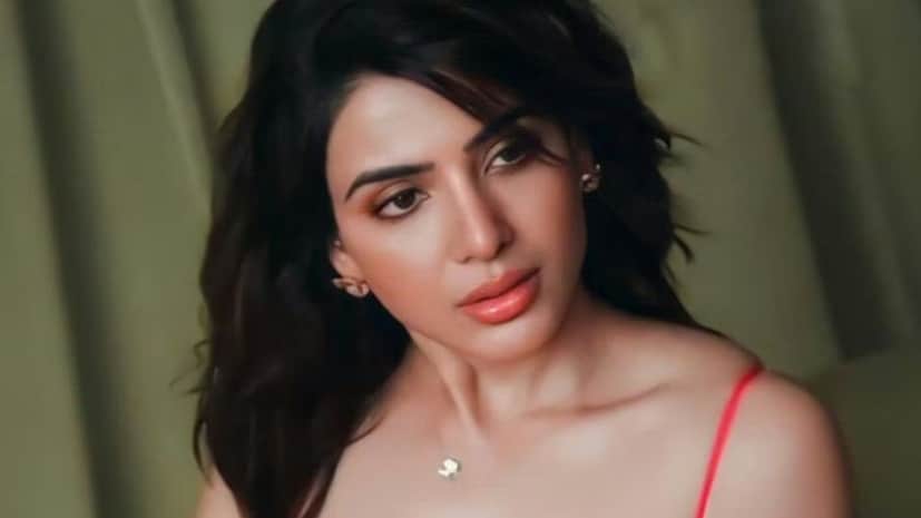 కెరీర్ పరంగా చూస్తే, సమంత సోనీ లివ్ తమిళ్తో ఒక ప్రతిష్టాత్మక ప్రాజెక్ట్ కోసం భాగస్వామ్యం కుదుర్చుకున్నారు. "ఈ ఏడాది నాకు ఎన్నో మార్పులను స్వీకరించడం, కొత్త ఆరంభాలను ఆహ్వానించడం నేర్పింది. సోనీ లివ్తో కలిసి ఈ కొత్త జర్నీ ప్రారంభించడం చాలా సంతోషంగా ఉంది. ఒక క్రేజీ ప్రాజెక్ట్పై వర్క్ చేస్తున్నాం, త్వరలోనే పూర్తి వివరాలు పంచుకుంటాను" అని ఆమె తెలిపారు. తాజా సమాచారం ప్రకారం, సోనీ లివ్ రూపొందించే ఒక భారీ సెలబ్రిటీ టాక్ షోకు సమంత హోస్ట్గా వ్యవహరించనున్నారు. దీనికి సంబంధించిన ప్రీ-ప్రొడక్షన్ పనులు చెన్నైలో శరవేగంగా జరుగుతున్నాయి. ఈ షో కంటెంట్ మరింత డిఫరెంట్ గా ఉండనుందట. ఇందులో సెలబ్రిటీల ప్రేమ రహస్యాలు మెయిన్ హైలైట్ కానున్నాయట. కెరీర్ పరంగా చూస్తే, సమంత సోనీ లివ్ తమిళ్తో ఒక ప్రతిష్టాత్మక ప్రాజెక్ట్ కోసం భాగస్వామ్యం కుదుర్చుకున్నారు. "ఈ ఏడాది నాకు ఎన్నో మార్పులను స్వీకరించడం, కొత్త ఆరంభాలను ఆహ్వానించడం నేర్పింది. సోనీ లివ్తో కలిసి ఈ కొత్త జర్నీ ప్రారంభించడం చాలా సంతోషంగా ఉంది. ఒక క్రేజీ ప్రాజెక్ట్పై వర్క్ చేస్తున్నాం, త్వరలోనే పూర్తి వివరాలు పంచుకుంటాను" అని ఆమె తెలిపారు. తాజా సమాచారం ప్రకారం, సోనీ లివ్ రూపొందించే ఒక భారీ సెలబ్రిటీ టాక్ షోకు సమంత హోస్ట్గా వ్యవహరించనున్నారు. దీనికి సంబంధించిన ప్రీ-ప్రొడక్షన్ పనులు చెన్నైలో శరవేగంగా జరుగుతున్నాయి. ఈ షో కంటెంట్ మరింత డిఫరెంట్ గా ఉండనుందట. ఇందులో సెలబ్రిటీల ప్రేమ రహస్యాలు మెయిన్ హైలైట్ కానున్నాయట.