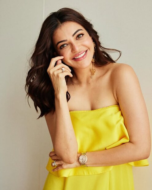  కాజల్ అగర్వాల్ తన కెరీర్‌లో తెలుగు, తమిళ, హిందీ భాషల్లో ఎన్నో స్టార్ హీరోలతో కలిసి పనిచేసింది. మెగాస్టార్ చిరంజీవి నుంచి పవర్ స్టార్ పవన్ కళ్యాణ్, మహేష్ బాబు, ప్రభాస్, ఎన్టీఆర్, రామ్ చరణ్, అల్లు అర్జున్, అజిత్, విజయ్, సూర్య వంటి అగ్ర హీరోల సరసన నటించింది. దీంతో ఆమెకు ప్రపోజ్ చేసిన హీరో ఎవరన్నది మరింత ఆసక్తికరంగా మారింది.