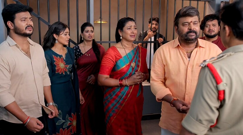  Illu Illalu Pillalu Serial June 5th Episode: 'ఇల్లు ఇల్లాలు పిల్లలు' జూన్ 5 ఎపిసోడ్‌లో మాదకద్రవ్యాల కేసులో ధీరజ్ అరెస్ట్ అయ్యాడనే విషయం తెలిసి నర్మద, రామరాజు, వేదవతిలు షాక్ తిని పోలీస్ స్టేషన్‌కు పరుగెడతారు. స్టేషన్‌లో కొడుకు పరిస్థితి చూసి వేదవతి కన్నీరు మున్నీరు అవ్వగా, ఎవరో మామిడిపండ్లని చెప్పి కారు ఎక్కి తనను ఇరికించారని ధీరజ్ లబోదిబోమంటాడు. అయితే ఎస్సై మాత్రం రామరాజు మాటలు వినకుండా కఠినంగా ప్రవర్తించి, స్టేషన్ బెయిల్ ఇవ్వనని కోర్టులోనే తేల్చుకోమంటాడు. ఎవరో కావాలనే ధీరజ్‌ను ఇరికించారని లాయర్ చెప్పడంతో రామరాజు కుటుంబం షాక్ అవ్వగా, ప్రేమ మాత్రం ఇదంతా తన పుట్టింటి వాళ్ల పనేనని అనుమానిస్తుంది. చివరగా ధీరజ్ జైలుకు వెళ్లడంతో శ్రీవల్లి నకిలీ కడుపు అబద్ధం బయటపడే ఛాన్స్ లేదని భాగ్యం, ఆనందరావు, సుకన్యలు సంతోషపడుతూ రామరాజు కుటుంబాన్ని వెటకారం చేస్తూ నాటకాలు వేయడంతో ఈ ఎపిసోడ్ ముగుస్తుంది. (Photo Credit: Illu Illalu Pillalu Serial Star maa/ Jio + Hotstar)