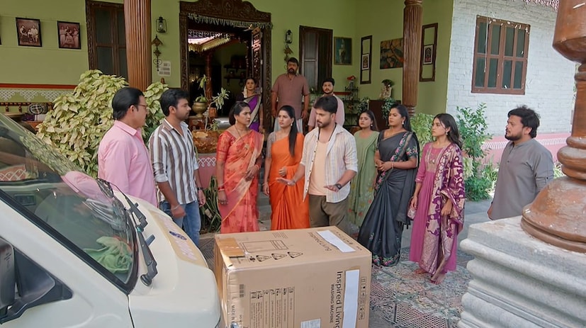 Illu Illalu Pillalu Serial June 1st Episode: 'ఇల్లు ఇల్లాలు పిల్లలు' జూన్ 1 ఎపిసోడ్లో, కొడుకు సాగర్ గీసిన సరిహద్దు గీతను చూసి రామరాజు, వేదవతిలు ఎమోషనల్ అవుతారు. ఇంతలో నర్మద తండ్రి ప్రసాద్ రావు సామాన్లు తీసుకొని రాగా, కుటుంబాన్ని ముక్కలు చేయడానికి వచ్చావా అంటూ నర్మద, వేదవతిలు అతనిపై మండిపడతారు; అయితే సాగర్ మాత్రం వేదవతి పుట్టింటి గురించి అవమానకరంగా మాట్లాడి ఆ సామాన్లను ఇంట్లోకి దించుతాడు. ఈ క్రమంలో సామాన్ల బాక్స్ సాగర్ కాలు మీద పడటంతో 'అమ్మ' అని అరుస్తాడు; దాంతో ధీరజ్ "అమ్మను అవమానించి, దెబ్బ తగలగానే ఆమెనే తలుచుకుంటావా" అని సాగర్కు గట్టిగా బుద్ధి చెప్తాడు. చివరగా, ప్రసాద్ రావు తెచ్చిన సామాన్లు మోసినందుకు కూలి రూపంలో ధీరజ్ రూ. 10,000 అడగడంతో ప్రసాద్ రావు మైండ్ బ్లాక్ అవ్వగా, ఆ డబ్బులో తిరుపతికి వచ్చే వాటాను ప్రేమ రకరకాల కారణాలు చెప్పి లాగేసుకోవడంతో ఈ ఎపిసోడ్ ముగుస్తుంది. Illu Illalu Pillalu Serial June 1st Episode: 'ఇల్లు ఇల్లాలు పిల్లలు' జూన్ 1 ఎపిసోడ్లో, కొడుకు సాగర్ గీసిన సరిహద్దు గీతను చూసి రామరాజు, వేదవతిలు ఎమోషనల్ అవుతారు. ఇంతలో నర్మద తండ్రి ప్రసాద్ రావు సామాన్లు తీసుకొని రాగా, కుటుంబాన్ని ముక్కలు చేయడానికి వచ్చావా అంటూ నర్మద, వేదవతిలు అతనిపై మండిపడతారు; అయితే సాగర్ మాత్రం వేదవతి పుట్టింటి గురించి అవమానకరంగా మాట్లాడి ఆ సామాన్లను ఇంట్లోకి దించుతాడు. ఈ క్రమంలో సామాన్ల బాక్స్ సాగర్ కాలు మీద పడటంతో 'అమ్మ' అని అరుస్తాడు; దాంతో ధీరజ్ "అమ్మను అవమానించి, దెబ్బ తగలగానే ఆమెనే తలుచుకుంటావా" అని సాగర్కు గట్టిగా బుద్ధి చెప్తాడు. చివరగా, ప్రసాద్ రావు తెచ్చిన సామాన్లు మోసినందుకు కూలి రూపంలో ధీరజ్ రూ. 10,000 అడగడంతో ప్రసాద్ రావు మైండ్ బ్లాక్ అవ్వగా, ఆ డబ్బులో తిరుపతికి వచ్చే వాటాను ప్రేమ రకరకాల కారణాలు చెప్పి లాగేసుకోవడంతో ఈ ఎపిసోడ్ ముగుస్తుంది.