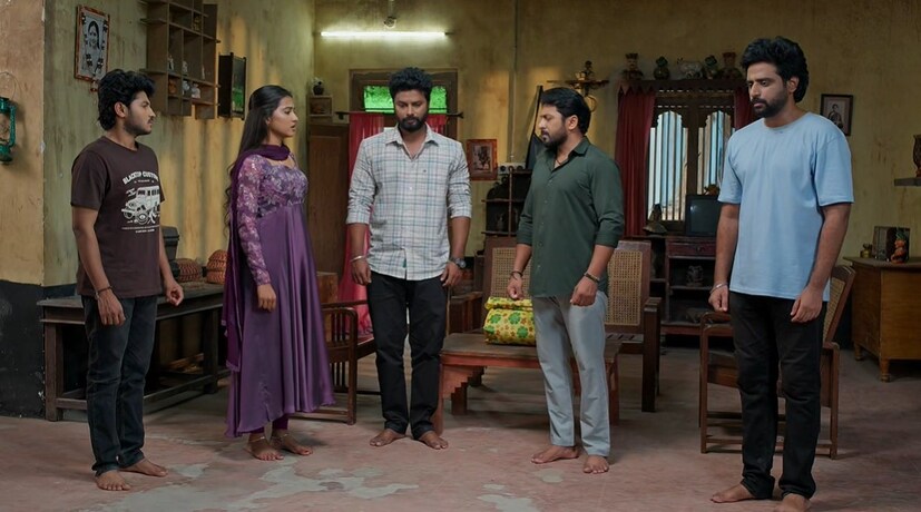 Podarillu Serial June 17th Episode: కేశవ, చక్రిల గొడవతో విసిగిపోయిన మహాలక్ష్మి, నారాయణలను తిట్టగా... పెద్ది కూడా జోక్యం చేసుకుని ఇంకోసారి గొడవపడితే మహాను హాస్టల్లో జాయిన్ చేస్తానని వార్నింగ్ ఇస్తాడు. దాంతో తాగడానికి వెళ్లిన చక్రికి నారాయణ బుద్ధి చెప్పి పంపడంతో, వాడు వెనక్కి వచ్చి మహాలక్ష్మికి సారీ చెప్తాడు. ఇక రాత్రికి కేశవ, చక్రిలు పాత గొడవలు మర్చిపోయి కలిసిపోవడం చూసి పెద్ది, మహాలక్ష్మి మురిసిపోతారు. అటు శైలు కేశవకు మిస్డ్కాల్స్ ఇస్తూ ఆటపట్టిస్తుండగా, ఇటు ఉదయాన్నే కేశవను లేపిన చక్రి ఒక సెకండ్ హ్యాండ్ స్కూటీని చూసేందుకు వెళ్తాడు. చివరిగా, యజమానితో మాట్లాడి 25 వేలకు స్కూటీ డీల్ ఓకే చేసి, 10 వేల అడ్వాన్స్ ఇచ్చి మిగతా డబ్బులు కేశవ ఇప్పిస్తాడని చక్రి చెప్పడంతో ఈ ఎపిసోడ్ ముగుస్తుంది. Podarillu Serial June 17th Episode: కేశవ, చక్రిల గొడవతో విసిగిపోయిన మహాలక్ష్మి, నారాయణలను తిట్టగా... పెద్ది కూడా జోక్యం చేసుకుని ఇంకోసారి గొడవపడితే మహాను హాస్టల్లో జాయిన్ చేస్తానని వార్నింగ్ ఇస్తాడు. దాంతో తాగడానికి వెళ్లిన చక్రికి నారాయణ బుద్ధి చెప్పి పంపడంతో, వాడు వెనక్కి వచ్చి మహాలక్ష్మికి సారీ చెప్తాడు. ఇక రాత్రికి కేశవ, చక్రిలు పాత గొడవలు మర్చిపోయి కలిసిపోవడం చూసి పెద్ది, మహాలక్ష్మి మురిసిపోతారు. అటు శైలు కేశవకు మిస్డ్కాల్స్ ఇస్తూ ఆటపట్టిస్తుండగా, ఇటు ఉదయాన్నే కేశవను లేపిన చక్రి ఒక సెకండ్ హ్యాండ్ స్కూటీని చూసేందుకు వెళ్తాడు. చివరిగా, యజమానితో మాట్లాడి 25 వేలకు స్కూటీ డీల్ ఓకే చేసి, 10 వేల అడ్వాన్స్ ఇచ్చి మిగతా డబ్బులు కేశవ ఇప్పిస్తాడని చక్రి చెప్పడంతో ఈ ఎపిసోడ్ ముగుస్తుంది.
