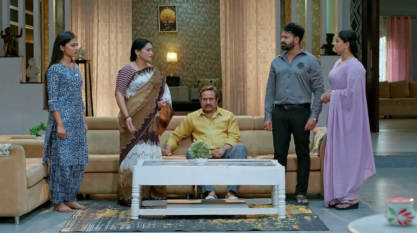  Podarillu Serial June 2nd Episode: 'పొదరిల్లు' జూన్ 2 ఎపిసోడ్‌లో, ప్రతాప్ కుటుంబం చక్రిని దొంగగా చిత్రకరించి మహాలక్ష్మికి దూరం చేయాలని చూసినా, మహా మాత్రం చక్రిని పూర్తిగా నమ్ముతూ వాళ్ల మాటలను తిప్పికొడుతుంది. మరోవైపు కిడ్నాప్ అయిన చక్రి తనను ఎవరు బంధించారో తెలియక రౌడీలను నిలదీస్తుండగా, ప్రతాప్, ఆదిలు ఆ కిడ్నాపర్స్ పంపిన వీడియోను చూసి చక్రిని బాగా కొట్టమని సంతోషపడతారు. ఇక చక్రి ఫోన్ కలవకపోవడంతో కేశవ, మాధవ్ కంగారుపడి మహాలక్ష్మికి ఫోన్ చేయగా... ఇదంతా ప్రతాప్ ప్లాన్ ప్రకారమే జరిగి ఉంటుందని మాధవ్ అనుమానిస్తాడు. చివరగా, చక్రిని బంధించిన చోటుకి ప్రతాప్, ఆదిలు రావడం చూసి... నన్ను కిడ్నాప్ చేయించింది నా మామ, బావమరిదిగారే అని చక్రికి అసలు నిజం అర్థమవడంతో ఈ ఎపిసోడ్ ముగుస్తుంది.