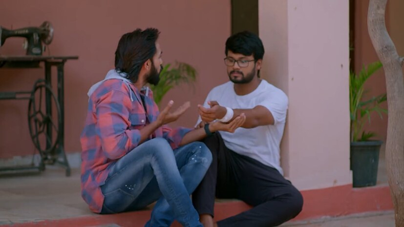  Brahmamudi Serial June 1st Week Review: బ్రహ్మముడి సీరియల్‌లో ఈ వారం (జూన్ 1 నుంచి జూన్ 6 వరకు) కథ కామెడీ, సెంటిమెంట్, మరియు కిడ్నాప్ డ్రామాలతో ఊహించని మలుపులు తిరిగింది. రాజు, ఇందుల ఫస్ట్ నైట్‌ను చెడగొట్టాలని విలన్లు వేసిన ప్లాన్ రివర్స్ కావడంతో ఈ వారం కథ ఎంతో ఫన్నీగా మొదలైంది. మరోవైపు రాజు తమ్ముడు వెంకీ ఆత్మహత్య ప్రయత్నం కుటుంబంలో ఆందోళన రేపగా, ఆఫీసులో సీఈఓ సీటు దక్కించుకోవడం కోసం ఐశ్వర్య ఏకంగా ఇందును కిడ్నాప్ చేసే వరకు వెళ్ళింది. ఈ ఉత్కంఠభరిత పరిణామాల పూర్తి వీక్లీ రివ్యూను ఇప్పుడు చూద్దాం.