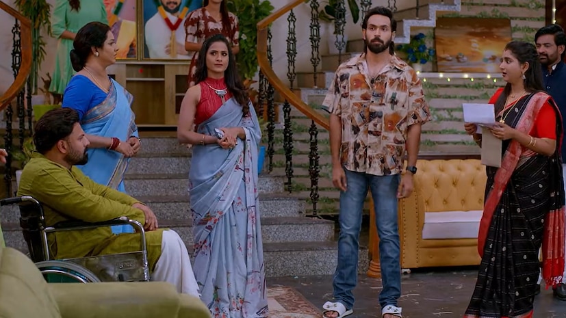 Brahmamudi Serial Today june 21th Weekly Review: స్టార్ మా ఛానెల్లో అత్యంత ఆదరణ పొందుతున్న 'బ్రహ్మముడి' సీరియల్ ఈ వారం (జూన్ 15 నుండి జూన్ 20 వరకు) హై-వోల్టేజ్ డ్రామా, మైండ్ గేమ్స్, మరియు ఊహించని ట్విస్ట్లతో సాగింది. కంపెనీని ఆర్థిక ఇబ్బందుల నుండి కాపాడటానికి రాజు, ఇందులు వేసిన సరికొత్త పార్టీ ప్లాన్ ఒకవైపు సక్సెస్ వైపు దూసుకెళ్తుంటే... మరోవైపు ఇందు-రాజుల 'అద్దె మొగుడు' నాటకాన్ని కనిపెట్టిన ఐశ్వర్య, లక్కీ ద్వారా రాజుతో మందు సిట్టింగ్ వేయించి అసలు నిజాన్ని వీడియో రికార్డ్ చేయడం కథలో తీవ్ర ఉత్కంఠను రేకెత్తించింది. ఇక చలపతి ఇంట్లో ఆర్థిక ఇబ్బందులు, సాఫ్ట్వేర్ ఉద్యోగం అని అబద్ధం చెప్పి డెలివరీ బాయ్గా వెంకీ పడుతున్న కష్టాలు ప్రేక్షకులను ఎమోషనల్గా కనెక్ట్ చేశాయి. ఈ వారం చివర్లో రాజు తల్లిదండ్రులు నేరుగా దుగ్గిరాల ఇంటికే రావడంతో కథ సరికొత్త మలుపు తిరిగింది. ఈ ఆసక్తికరమైన వారం ఎపిసోడ్స్ తాలూకు పూర్తి హైలైట్స్ ఇప్పుడు వివరంగా చూద్దాం. Brahmamudi Serial Today june 21th Weekly Review: స్టార్ మా ఛానెల్లో అత్యంత ఆదరణ పొందుతున్న 'బ్రహ్మముడి' సీరియల్ ఈ వారం (జూన్ 15 నుండి జూన్ 20 వరకు) హై-వోల్టేజ్ డ్రామా, మైండ్ గేమ్స్, మరియు ఊహించని ట్విస్ట్లతో సాగింది. కంపెనీని ఆర్థిక ఇబ్బందుల నుండి కాపాడటానికి రాజు, ఇందులు వేసిన సరికొత్త పార్టీ ప్లాన్ ఒకవైపు సక్సెస్ వైపు దూసుకెళ్తుంటే... మరోవైపు ఇందు-రాజుల 'అద్దె మొగుడు' నాటకాన్ని కనిపెట్టిన ఐశ్వర్య, లక్కీ ద్వారా రాజుతో మందు సిట్టింగ్ వేయించి అసలు నిజాన్ని వీడియో రికార్డ్ చేయడం కథలో తీవ్ర ఉత్కంఠను రేకెత్తించింది. ఇక చలపతి ఇంట్లో ఆర్థిక ఇబ్బందులు, సాఫ్ట్వేర్ ఉద్యోగం అని అబద్ధం చెప్పి డెలివరీ బాయ్గా వెంకీ పడుతున్న కష్టాలు ప్రేక్షకులను ఎమోషనల్గా కనెక్ట్ చేశాయి. ఈ వారం చివర్లో రాజు తల్లిదండ్రులు నేరుగా దుగ్గిరాల ఇంటికే రావడంతో కథ సరికొత్త మలుపు తిరిగింది. ఈ ఆసక్తికరమైన వారం ఎపిసోడ్స్ తాలూకు పూర్తి హైలైట్స్ ఇప్పుడు వివరంగా చూద్దాం.