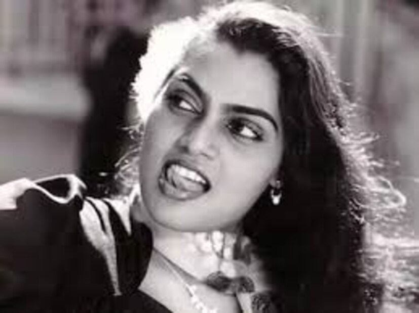  సిల్క్ స్మిత అసలు పేరు విజయలక్ష్మి. సాధారణ కుటుంబం నుంచి వచ్చిన ఆమె, తన కష్టంతో సినీ పరిశ్రమలో ప్రత్యేక గుర్తింపు సంపాదించుకున్నారు. తమిళం, తెలుగు, మలయాళం, కన్నడ, హిందీ భాషల్లో వందలాది చిత్రాల్లో నటించి, భారతీయ సినీ పరిశ్రమలో తనకంటూ ప్రత్యేక స్థానాన్ని ఏర్పరచుకున్నారు. ముఖ్యంగా గ్లామర్ పాత్రల ద్వారా ఆమె ప్రేక్షకుల మనసుల్లో చెరగని ముద్ర వేశారు.
