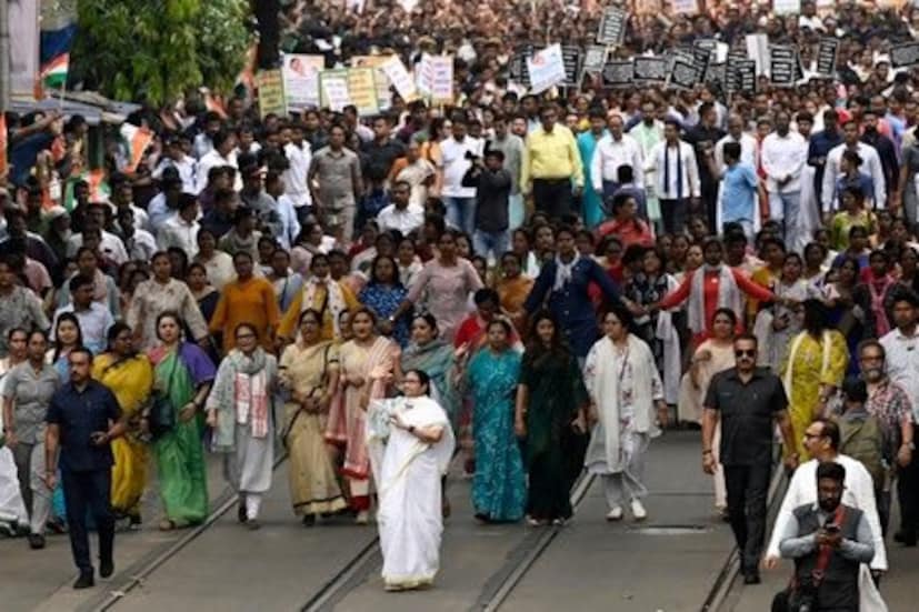 పశ్చిమ బెంగాల్ తిరుగుబాటు: 2026 పశ్చిమ బెంగాల్ అసెంబ్లీ ఎన్నికలలో ఘోర పరాజయం తర్వాత, తృణమూల్ కాంగ్రెస్ (టీఎంసీ)లోని అంతర్గత కలహాలు ఇప్పుడు పూర్తిగా అదుపుతప్పాయి. తన మేనల్లుడు అభిషేక్ బెనర్జీపై జరిగిన దాడి, పార్టీ నాయకుల భద్రతపై ఆందోళన వ్యక్తం చేస్తూ.. కోల్కతాలోని రాణి రస్మోని అవెన్యూలో వీధి పోరాటానికి దిగిన మమతా బెనర్జీ, ఇప్పుడు తన సొంత పార్టీలోనే ఒంటరి అయిపోయారు. మంగళవారం నిర్వహించిన ఈ 'మహాధర్నా' టీఎంసీలోని తీవ్రమైన అంతర్గత కలహాలను ప్రపంచం ముందు బట్టబయలు చేసింది. అసెంబ్లీలో 80 మంది ఎమ్మెల్యేలు, పార్లమెంటులో 29 మంది ఎంపీలు ఉన్న ఈ పార్టీలో,.. మహాధర్నాలో మమతా బెనర్జీతో కలిసి వేదిక పంచుకోవడానికి కేవలం 7గురు ఎమ్మెల్యేలు, కొద్దిమంది ఎంపీలు మాత్రమే హాజరయ్యారు. పశ్చిమ బెంగాల్ తిరుగుబాటు: 2026 పశ్చిమ బెంగాల్ అసెంబ్లీ ఎన్నికలలో ఘోర పరాజయం తర్వాత, తృణమూల్ కాంగ్రెస్ (టీఎంసీ)లోని అంతర్గత కలహాలు ఇప్పుడు పూర్తిగా అదుపుతప్పాయి. తన మేనల్లుడు అభిషేక్ బెనర్జీపై జరిగిన దాడి, పార్టీ నాయకుల భద్రతపై ఆందోళన వ్యక్తం చేస్తూ.. కోల్కతాలోని రాణి రస్మోని అవెన్యూలో వీధి పోరాటానికి దిగిన మమతా బెనర్జీ, ఇప్పుడు తన సొంత పార్టీలోనే ఒంటరి అయిపోయారు. మంగళవారం నిర్వహించిన ఈ 'మహాధర్నా' టీఎంసీలోని తీవ్రమైన అంతర్గత కలహాలను ప్రపంచం ముందు బట్టబయలు చేసింది. అసెంబ్లీలో 80 మంది ఎమ్మెల్యేలు, పార్లమెంటులో 29 మంది ఎంపీలు ఉన్న ఈ పార్టీలో,.. మహాధర్నాలో మమతా బెనర్జీతో కలిసి వేదిక పంచుకోవడానికి కేవలం 7గురు ఎమ్మెల్యేలు, కొద్దిమంది ఎంపీలు మాత్రమే హాజరయ్యారు.