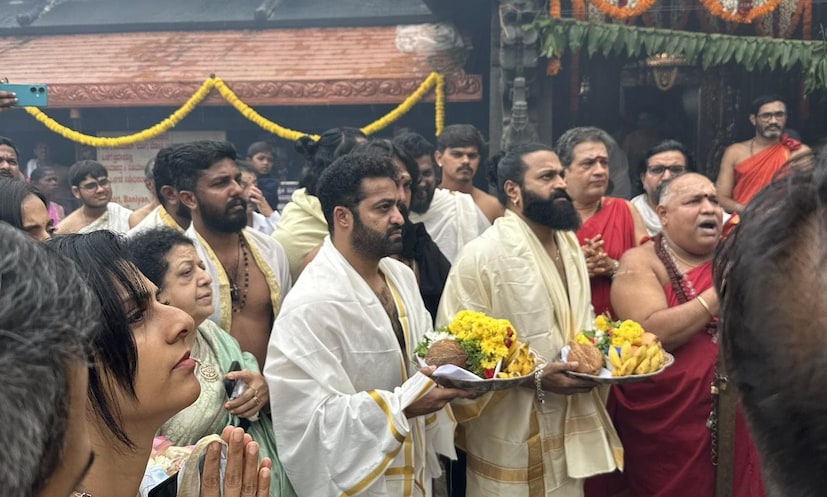 కొల్లూరు మూకాంబిక ఆలయం ఎక్కడ ఉంది? కర్ణాటకలోని ఉడుపి జిల్లాలో బైందూర్ తాలూకాలో ఉన్న చిన్న పట్టణమే కొల్లూరు. మంగళూరుకు సుమారు 140 కిలోమీటర్ల దూరంలో ఉన్న ఈ ప్రాంతం కొడచాద్రి కొండల అడవుల్లో ఉంది. హైదరాబాద్ నుంచి దాదాపు 700 కి.మీలకు పైగా ఉంటుంది. చుట్టూ పచ్చని అరణ్యాలు, ప్రవహించే సౌపర్ణిక నది, ప్రశాంతమైన వాతావరణం ఈ ప్రాంతానికి ప్రత్యేక ఆకర్షణగా నిలుస్తాయి. ఈ ఆలయం కర్ణాటకలోని ప్రసిద్ధ సప్త ముక్తి క్షేత్రాలలో ఒకటిగా గుర్తింపు పొందింది. భారతదేశంలోని ప్రధాన శక్తి పీఠాలలో కూడా దీనికి ప్రత్యేక స్థానం ఉంది.