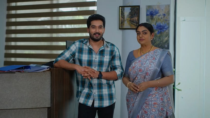  ఈ వారం కార్తీకదీపం 2 సీరియల్ అనేక ఎమోషనల్ మలుపులు, నాటకీయ పరిణామాలతో సాగింది. ఒకవైపు బిజినెస్ పోటీలో దీపను ఇరుకున పెట్టాలని చూసిన జ్యోత్స్న, మేనేజర్ల వ్యూహాలను కార్తీక్ తెలివిగా తిప్పికొట్టడమే కాకుండా, దీపకు తోడుగా సూరజ్ ఎంట్రీ ఇవ్వడం కథను మరింత ఆసక్తికరంగా మార్చింది. మరోవైపు శ్రీధర్ ఆరోగ్యం క్షీణించడం, అతడిని చికిత్స కోసం అమెరికా పంపడం కుటుంబంలో తీవ్ర ఆందోళనను నింపింది. ఈ పరిణామాల నేపథ్యంలో, సూరజ్ అసిస్టెంట్‌గా చేరిన తర్వాత దీప తన బిజినెస్‌ను ఎలా ముందుకు తీసుకెళ్తుంది? కోపంతో రగిలిపోతున్న శివన్నారాయణ, జ్యోత్స్నలు ఎలాంటి ముందడుగు వేస్తారనేది రాబోయే ఎపిసోడ్‌లలో చూడాలి.
