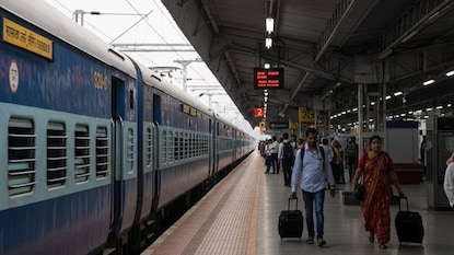 Railway: రైల్వే బోర్డు కీలక నిర్ణయం... ఉద్యోగులకు ఇంటి నిర్మాణ రుణంపై వడ్డీ రేటు ఫిక్స్ (ప్రతీకాత్మక చిత్రం) Railway: రైల్వే బోర్డు కీలక నిర్ణయం... ఉద్యోగులకు ఇంటి నిర్మాణ రుణంపై వడ్డీ రేటు ఫిక్స్ (ప్రతీకాత్మక చిత్రం)