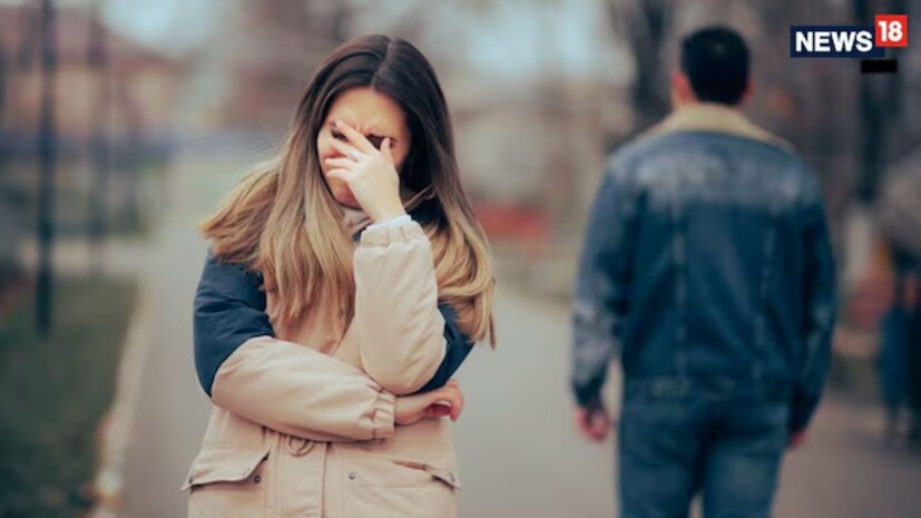 Relationship Secrets: వైవాహిక బంధం కలకాలం సంతోషంగా సాగాలంటే ప్రేమతో పాటు పరస్పర గౌరవం, అర్థం చేసుకునే మనస్తత్వం అత్యంత ముఖ్యమని ప్రముఖ రిలేషన్‌షిప్ కౌన్సెలర్ అండ్ సైకాలజిస్ట్ డాక్టర్ అనిత వివరిస్తున్నారు. భార్యాభర్తల మధ్య చిన్నపాటి అభిప్రాయ భేదాలు రావడం సహజమే అయినా, భర్తలు చేసే కొన్ని అలవాట్లు, చిన్న చిన్న నిర్లక్ష్యాలు భార్యల్లో తీవ్రమైన అసహనాన్ని, చిరాకును కలిగిస్తాయని స్పష్టం చేస్తున్నారు. వీటిని ప్రారంభంలోనే సరిదిద్దుకోకపోతే భవిష్యత్తులో తీవ్రమైన మనస్పర్థలకు, సంబంధం బీటలు వారడానికి దారితీస్తాయని హెచ్చరిస్తున్నారు. భార్యలకు అత్యంత చిరాకు తెప్పించే ఆ 5 ప్రధాన తప్పుల పూర్తి వివరాలు ఇప్పుడు క్లియర్ గా తెలుసుకుందాం.