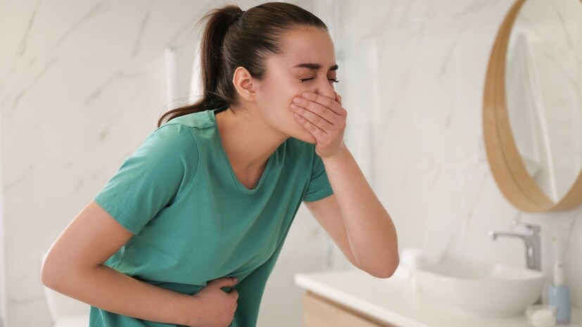 3. ఇతర భాగాలకు నొప్పి పాకడం (Radiating Pain): కేవలం ఛాతీకే పరిమితం కాకుండా.. అక్కడ మొదలైన నొప్పి నెమ్మదిగా ఎడమ చేతికి, భుజాలకు, వీపు, మెడ, దవడ భాగాలకు వేగంగా విస్తరిస్తుంది. ముఖ్యంగా దవడ నొప్పి లేదా పంటి నొప్పిగా అనిపించడం కూడా గుండెపోటు ముందస్తు లక్షణం కావొచ్చని కార్డియాలజిస్టులు స్పష్టం చేస్తున్నారు.