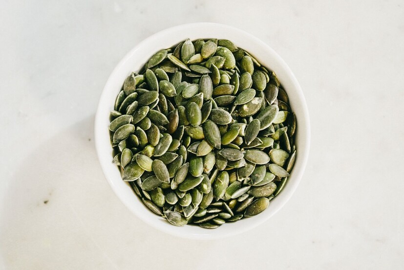 గుమ్మడికాయ గింజలు (Pumpkin Seeds) పోషకాలు సమృద్ధిగా ఉండే ఆహారాల్లో ఒకటి. వీటిలో ప్రోటీన్లు, ఫైబర్, మెగ్నీషియం, జింక్, ఐరన్, ఆరోగ్యకరమైన కొవ్వులు వంటి అనేక పోషకాలు ఉంటాయి. జీర్ణక్రియను మెరుగుపరచడం, గుండె ఆరోగ్యాన్ని కాపాడటం, రోగనిరోధక శక్తిని పెంచడం, బరువు నియంత్రణలో సహాయపడటం వంటి ప్రయోజనాల కోసం చాలామంది వీటిని తమ రోజువారీ ఆహారంలో భాగంగా తీసుకుంటున్నారు. 