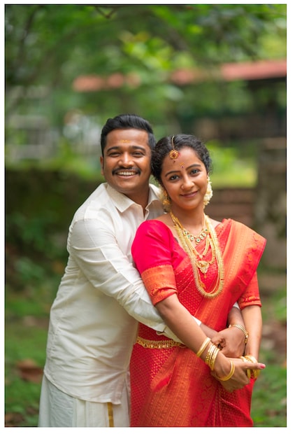 దర్శకుడిగానే కాకుండా నటుడిగానూ బాసిల్ జోసెఫ్ తన ప్రతిభను చాటుకున్నారు. 'జయ జయ జయ జయ హే', 'ఫాలిమి', 'ప్రవింకూడు షప్పు', 'పోన్మాన్', 'సూక్ష్మదర్శిని' వంటి చిత్రాల్లో ఆయన నటనకు ప్రేక్షకులు, విమర్శకుల నుంచి మంచి ప్రశంసలు లభించాయి. సహజ నటనతో కామెడీ, ఎమోషనల్ పాత్రల్లో కూడా ఆయన ప్రత్యేక ముద్ర వేశారు. బాసిల్ విజయానికి ప్రధాన కారణం కథల ఎంపికలో చూపించే ప్రత్యేక దృష్టి. భారీ బడ్జెట్ల కంటే బలమైన కథ, ప్రేక్షకులను ఆకట్టుకునే భావోద్వేగాలు, వినోదం ఉంటే సినిమా విజయవంతమవుతుందనే విషయాన్ని ఆయన పదేపదే నిరూపించారు. అందుకే ఆయన సినిమాల కోసం ప్రేక్షకులు ఆసక్తిగా ఎదురుచూస్తుంటారు. దర్శకుడిగానే కాకుండా నటుడిగానూ బాసిల్ జోసెఫ్ తన ప్రతిభను చాటుకున్నారు. 'జయ జయ జయ జయ హే', 'ఫాలిమి', 'ప్రవింకూడు షప్పు', 'పోన్మాన్', 'సూక్ష్మదర్శిని' వంటి చిత్రాల్లో ఆయన నటనకు ప్రేక్షకులు, విమర్శకుల నుంచి మంచి ప్రశంసలు లభించాయి. సహజ నటనతో కామెడీ, ఎమోషనల్ పాత్రల్లో కూడా ఆయన ప్రత్యేక ముద్ర వేశారు. బాసిల్ విజయానికి ప్రధాన కారణం కథల ఎంపికలో చూపించే ప్రత్యేక దృష్టి. భారీ బడ్జెట్ల కంటే బలమైన కథ, ప్రేక్షకులను ఆకట్టుకునే భావోద్వేగాలు, వినోదం ఉంటే సినిమా విజయవంతమవుతుందనే విషయాన్ని ఆయన పదేపదే నిరూపించారు. అందుకే ఆయన సినిమాల కోసం ప్రేక్షకులు ఆసక్తిగా ఎదురుచూస్తుంటారు.