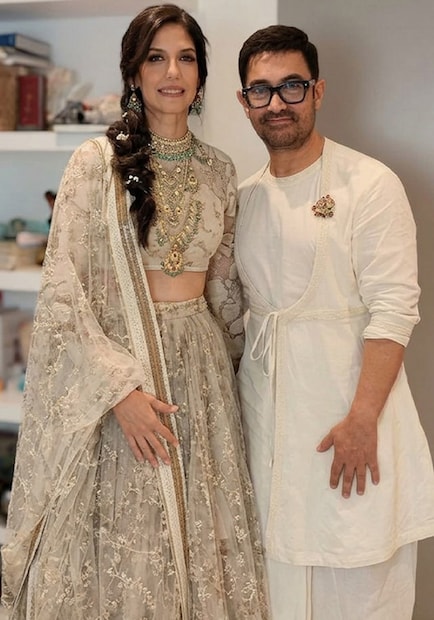 బాలీవుడ్ సూపర్ స్టార్, మిస్టర్ పర్ఫెక్ట్ అమీర్ ఖాన్ రీసెంట్గా గౌరీ స్ప్రాట్ను వివాహం చేసుకున్న సంగతి తెలిసిందే. 2026 జూలై 5న జరిగిన ఈ ప్రైవేట్ వేడుకకు కుటుంబ సభ్యులు, సన్నిహితులు హాజరయ్యారు. 60 ఏళ్లు పైబడిన నటుడు ఆమిర్ ఖాన్ నిరాడంబరంగా వివాహం చేసుకున్నప్పటికీ, అది దేశవ్యాప్తంగా చర్చనీయాంశంగా మారింది. ఒక కుమారుడి తల్లి అయిన గౌరీ స్ప్రాట్, ఆమిర్కు కొత్త భార్య అయ్యారు. ఆమిర్ తన గత ఇద్దరు భార్యలకు విడాకులు ఇచ్చారని మీకు తెలిసిందే. ఆమీర్ మూడో పెళ్లి ప్రత్యేక వివాహ చట్టం కింద నమోదు చేయబడింది. రిజిస్ట్రేషన్ సమయంలో, గౌరీ తరఫున ఆయన కుమారుడు క్విన్, ఆమిర్ తరఫున ఆయన చిన్న కుమారుడు ఆజాద్ రావు సాక్షులుగా నిలిచారు. బాలీవుడ్ సూపర్ స్టార్, మిస్టర్ పర్ఫెక్ట్ అమీర్ ఖాన్ రీసెంట్గా గౌరీ స్ప్రాట్ను వివాహం చేసుకున్న సంగతి తెలిసిందే. 2026 జూలై 5న జరిగిన ఈ ప్రైవేట్ వేడుకకు కుటుంబ సభ్యులు, సన్నిహితులు హాజరయ్యారు. 60 ఏళ్లు పైబడిన నటుడు ఆమిర్ ఖాన్ నిరాడంబరంగా వివాహం చేసుకున్నప్పటికీ, అది దేశవ్యాప్తంగా చర్చనీయాంశంగా మారింది. ఒక కుమారుడి తల్లి అయిన గౌరీ స్ప్రాట్, ఆమిర్కు కొత్త భార్య అయ్యారు. ఆమిర్ తన గత ఇద్దరు భార్యలకు విడాకులు ఇచ్చారని మీకు తెలిసిందే. ఆమీర్ మూడో పెళ్లి ప్రత్యేక వివాహ చట్టం కింద నమోదు చేయబడింది. రిజిస్ట్రేషన్ సమయంలో, గౌరీ తరఫున ఆయన కుమారుడు క్విన్, ఆమిర్ తరఫున ఆయన చిన్న కుమారుడు ఆజాద్ రావు సాక్షులుగా నిలిచారు.