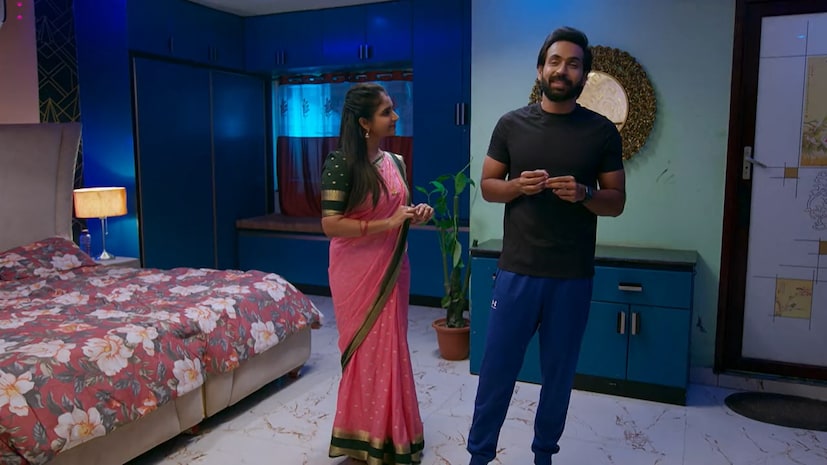 Brahmamudi Serial Today August 2nd Episode: వందలు దాటి వేలల్లోకి ఎపిసోడ్లు దూసుకెళ్తున్నా, ‘బ్రహ్మముడి’ సీరియల్లో అసలైన తిరకాసులు, ఆ అనుమానాలు మాత్రం అంగుళం కూడా ముందుకు కదలడం లేదు. తాజాగా 1100 ఎపిసోడ్ల మార్కును గ్రాండ్గా పూర్తి చేసుకున్నప్పటికీ, కథ శైలి మాత్రం "ఎక్కడ వేసిన గొంగళి అక్కడే" అన్నట్టుగా సాగుతోంది.రాజు-ఇందుల నాటకపు పెళ్లి నిజమో కాదో తేల్చేందుకు ఇంట్లో వాళ్లు సత్యనారాయణ వ్రతాల దాకా వెళ్తుంటే, అటు ఐశ్వర్య-శశి-లక్కీల ప్రేమకథలు, వెంకీ-నందుల సీక్రెట్ లవ్స్టోరీలు సీరియల్ను మరిన్ని ట్విస్టులతో ముందుకే తప్ప ముగింపు వైపు తీసుకెళ్లడం లేదు. గత వారం రోజులుగా జరిగిన డ్రామాను ఇప్పుడు చూద్దాం.. Brahmamudi Serial Today August 2nd Episode: వందలు దాటి వేలల్లోకి ఎపిసోడ్లు దూసుకెళ్తున్నా, ‘బ్రహ్మముడి’ సీరియల్లో అసలైన తిరకాసులు, ఆ అనుమానాలు మాత్రం అంగుళం కూడా ముందుకు కదలడం లేదు. తాజాగా 1100 ఎపిసోడ్ల మార్కును గ్రాండ్గా పూర్తి చేసుకున్నప్పటికీ, కథ శైలి మాత్రం "ఎక్కడ వేసిన గొంగళి అక్కడే" అన్నట్టుగా సాగుతోంది.రాజు-ఇందుల నాటకపు పెళ్లి నిజమో కాదో తేల్చేందుకు ఇంట్లో వాళ్లు సత్యనారాయణ వ్రతాల దాకా వెళ్తుంటే, అటు ఐశ్వర్య-శశి-లక్కీల ప్రేమకథలు, వెంకీ-నందుల సీక్రెట్ లవ్స్టోరీలు సీరియల్ను మరిన్ని ట్విస్టులతో ముందుకే తప్ప ముగింపు వైపు తీసుకెళ్లడం లేదు. గత వారం రోజులుగా జరిగిన డ్రామాను ఇప్పుడు చూద్దాం..