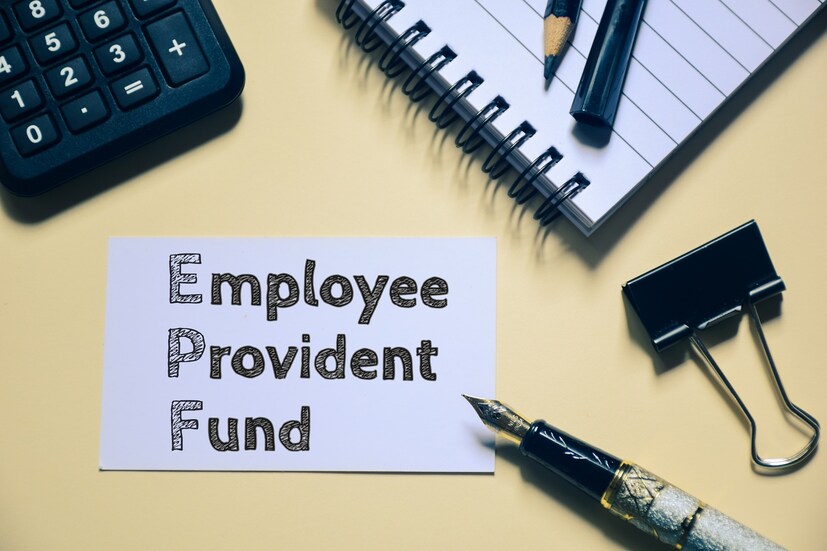 PF ఖాతాలో ఎంత వడ్డీ వస్తుంది?<br />EPFO 2025-26 ఆర్థిక సంవత్సరానికి కూడా వార్షిక వడ్డీ రేటును 8.25 శాతంగానే కొనసాగించింది. అయితే ప్రతి ఉద్యోగికి లభించే వడ్డీ మొత్తం ఒకేలా ఉండదు. ఇది కేవలం సంవత్సరం చివరి PF బ్యాలెన్స్ ఆధారంగా కాకుండా, ప్రతి నెల ఖాతాలో ఉన్న నిల్వ (Monthly Running Balance) ఆధారంగా లెక్కిస్తారు. ఉద్యోగి, యజమాని ఇద్దరూ ప్రతినెలా PF ఖాతాకు చందాలు చెల్లిస్తారు. ఈ నెలవారీ జమలు, ఖాతాలో ఉన్న మొత్తం, మధ్యలో చేసిన ఉపసంహరణలు వంటి అంశాలను పరిగణనలోకి తీసుకుని EPFO వడ్డీని లెక్కిస్తుంది. అనంతరం ఆర్థిక సంవత్సరం ముగిసిన తర్వాత ఒకేసారి ఖాతాలో జమ చేస్తుంది. ఉదాహరణకు, ఒక ఉద్యోగి PF ఖాతాలో ఏడాది మొత్తం సగటున రూ.5 లక్షల బ్యాలెన్స్ ఉంటే, 8.25 శాతం వడ్డీ రేటు ప్రకారం సుమారు రూ.41,250 వరకు వడ్డీ లభించే అవకాశం ఉంటుంది. అయితే వాస్తవంగా జమ అయ్యే మొత్తం నెలవారీ చందాలు, ఉపసంహరణల ఆధారంగా మారవచ్చు. PF ఖాతాలో ఎంత వడ్డీ వస్తుంది?<br />EPFO 2025-26 ఆర్థిక సంవత్సరానికి కూడా వార్షిక వడ్డీ రేటును 8.25 శాతంగానే కొనసాగించింది. అయితే ప్రతి ఉద్యోగికి లభించే వడ్డీ మొత్తం ఒకేలా ఉండదు. ఇది కేవలం సంవత్సరం చివరి PF బ్యాలెన్స్ ఆధారంగా కాకుండా, ప్రతి నెల ఖాతాలో ఉన్న నిల్వ (Monthly Running Balance) ఆధారంగా లెక్కిస్తారు. ఉద్యోగి, యజమాని ఇద్దరూ ప్రతినెలా PF ఖాతాకు చందాలు చెల్లిస్తారు. ఈ నెలవారీ జమలు, ఖాతాలో ఉన్న మొత్తం, మధ్యలో చేసిన ఉపసంహరణలు వంటి అంశాలను పరిగణనలోకి తీసుకుని EPFO వడ్డీని లెక్కిస్తుంది. అనంతరం ఆర్థిక సంవత్సరం ముగిసిన తర్వాత ఒకేసారి ఖాతాలో జమ చేస్తుంది. ఉదాహరణకు, ఒక ఉద్యోగి PF ఖాతాలో ఏడాది మొత్తం సగటున రూ.5 లక్షల బ్యాలెన్స్ ఉంటే, 8.25 శాతం వడ్డీ రేటు ప్రకారం సుమారు రూ.41,250 వరకు వడ్డీ లభించే అవకాశం ఉంటుంది. అయితే వాస్తవంగా జమ అయ్యే మొత్తం నెలవారీ చందాలు, ఉపసంహరణల ఆధారంగా మారవచ్చు.