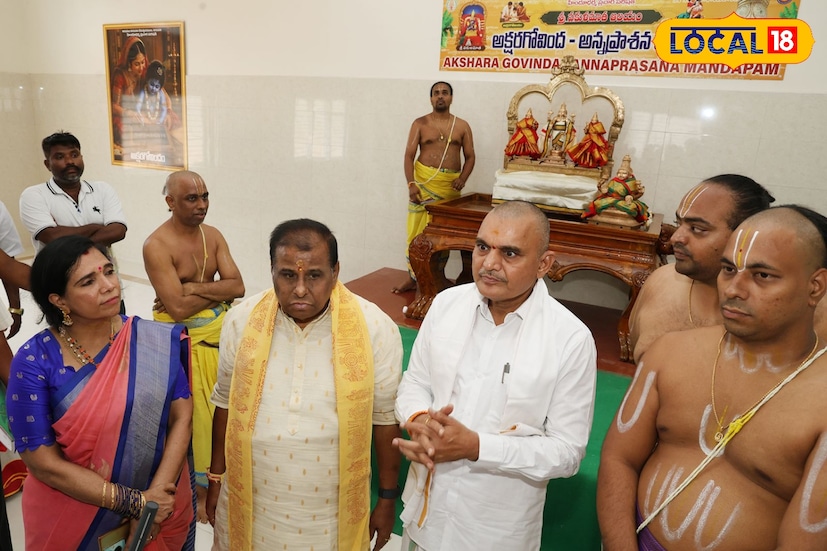 ప్రధాన కార్యక్రమానికి ముందు శ్రీ వకుళామాత ఆలయ సమీపంలోని యాగశాలలో వేదపండితులు విశ్వక్సేనారాధన, పుణ్యాహవాచనం, అగ్ని ప్రతిష్ఠ, కుంభారాధనతో పాటు శ్రీదేవి, భూదేవి సమేత శ్రీ వేంకటేశ్వరస్వామి, శ్రీ వకుళామాతకు చతుర్కలశ స్నపనం, పంచగవ్యాభిషేకం, క్షీరాభిషేకం, జలాభిషేకం, వివిధ హోమాలను మంత్రోచ్ఛారణల మధ్య వైభవంగా నిర్వహించారు. దీంతో ఆలయ ప్రాంగణం పూర్తిగా ఆధ్యాత్మిక వాతావరణంతో నిండిపోయింది. కార్యక్రమ ఏర్పాట్లను పరిశీలించిన జేఈవో డా. ఎ. శరత్ భక్తులకు ఎలాంటి అసౌకర్యం కలగకుండా అన్ని సౌకర్యాలు సిద్ధంగా ఉంచాలని అధికారులను ఆదేశించారు. ఈ కార్యక్రమంలో హిందూ ధర్మప్రచార పరిషత్ ఇన్చార్జి కార్యదర్శి డా. మేడసాని మోహన్, డిప్యూటీ ఈవోలు, ఇంజినీరింగ్, విజిలెన్స్, ఆరోగ్య శాఖల అధికారులు పాల్గొన్నారు. చిన్నారుల జీవితంలో తొలి విద్యా అడుగు శ్రీ వకుళామాత, శ్రీ వేంకటేశ్వరస్వామివారి దివ్య సాక్షిగా ప్రారంభం కానుండటంతో భక్తుల్లో విశేష ఆసక్తి నెలకొంది. ప్రధాన కార్యక్రమానికి ముందు శ్రీ వకుళామాత ఆలయ సమీపంలోని యాగశాలలో వేదపండితులు విశ్వక్సేనారాధన, పుణ్యాహవాచనం, అగ్ని ప్రతిష్ఠ, కుంభారాధనతో పాటు శ్రీదేవి, భూదేవి సమేత శ్రీ వేంకటేశ్వరస్వామి, శ్రీ వకుళామాతకు చతుర్కలశ స్నపనం, పంచగవ్యాభిషేకం, క్షీరాభిషేకం, జలాభిషేకం, వివిధ హోమాలను మంత్రోచ్ఛారణల మధ్య వైభవంగా నిర్వహించారు. దీంతో ఆలయ ప్రాంగణం పూర్తిగా ఆధ్యాత్మిక వాతావరణంతో నిండిపోయింది. కార్యక్రమ ఏర్పాట్లను పరిశీలించిన జేఈవో డా. ఎ. శరత్ భక్తులకు ఎలాంటి అసౌకర్యం కలగకుండా అన్ని సౌకర్యాలు సిద్ధంగా ఉంచాలని అధికారులను ఆదేశించారు. ఈ కార్యక్రమంలో హిందూ ధర్మప్రచార పరిషత్ ఇన్చార్జి కార్యదర్శి డా. మేడసాని మోహన్, డిప్యూటీ ఈవోలు, ఇంజినీరింగ్, విజిలెన్స్, ఆరోగ్య శాఖల అధికారులు పాల్గొన్నారు. చిన్నారుల జీవితంలో తొలి విద్యా అడుగు శ్రీ వకుళామాత, శ్రీ వేంకటేశ్వరస్వామివారి దివ్య సాక్షిగా ప్రారంభం కానుండటంతో భక్తుల్లో విశేష ఆసక్తి నెలకొంది.