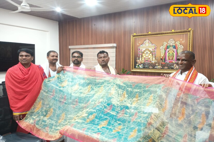 భక్తి, సంప్రదాయం, చేనేత కళ... ఈ మూడింటి సమ్మేళనంగా రూపొందించిన అగ్గిపెట్టెలో ఇమిడే చీర, శాలువాను శ్రీశైలం దేవస్థానం చైర్మన్ రమేష్ నాయుడికి విజయ్ కుమార్ అందజేశారు. శ్రీ మల్లికార్జున స్వామి, భ్రమరాంబిక అమ్మవారి కృప ప్రజలందరిపై ఉండాలని మనస్ఫూర్తిగా ఆకాంక్షించారు. సిరిసిల్ల చేనేత కళాకారుల ప్రతిభ మరోసారి దేశవ్యాప్తంగా చర్చనీయాంశమవుతుండగా, ఈ అరుదైన సృష్టి చేనేత కళకు మరో కొత్త గౌరవాన్ని తీసుకొచ్చిందని స్థానికులు అభిప్రాయపడుతున్నారు. భక్తి, సంప్రదాయం, చేనేత కళ... ఈ మూడింటి సమ్మేళనంగా రూపొందించిన అగ్గిపెట్టెలో ఇమిడే చీర, శాలువాను శ్రీశైలం దేవస్థానం చైర్మన్ రమేష్ నాయుడికి విజయ్ కుమార్ అందజేశారు. శ్రీ మల్లికార్జున స్వామి, భ్రమరాంబిక అమ్మవారి కృప ప్రజలందరిపై ఉండాలని మనస్ఫూర్తిగా ఆకాంక్షించారు. సిరిసిల్ల చేనేత కళాకారుల ప్రతిభ మరోసారి దేశవ్యాప్తంగా చర్చనీయాంశమవుతుండగా, ఈ అరుదైన సృష్టి చేనేత కళకు మరో కొత్త గౌరవాన్ని తీసుకొచ్చిందని స్థానికులు అభిప్రాయపడుతున్నారు.