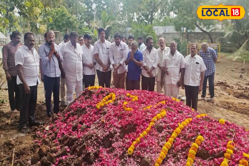 ఇక ముద్రగడ మరణించి ఒక రోజు గడిచినా ఆయన నివాసం వద్దకు ప్రముఖులు, రాజకీయ నాయకులు, అభిమానుల రాక కొనసాగుతోంది. కాకినాడ జిల్లా కిర్లంపూడిలోని ఆయన సమాధి వద్ద పలువురు నివాళులర్పిస్తూ కుటుంబ సభ్యులను పరామర్శిస్తున్నారు. అదే సమయంలో రాజమండ్రిలో ఉన్న కుమార్తె క్రాంతిని కూడా పలువురు జనసేన నాయకులు, ప్రజాప్రతినిధులు, అభిమానులు కలిసి ఓదారుస్తున్నారు. ముద్రగడ పద్మనాభం మరణంతో ఒక రాజకీయ అధ్యాయం ముగిసిందనే భావన వ్యక్తమవుతుండగా, ఆయన కుటుంబానికి సంబంధించిన ఈ పరిణామాలు మాత్రం రాష్ట్ర రాజకీయాల్లో, సోషల్ మీడియాలో ఇంకా చర్చనీయాంశంగానే కొనసాగుతున్నాయి. ఇక ముద్రగడ మరణించి ఒక రోజు గడిచినా ఆయన నివాసం వద్దకు ప్రముఖులు, రాజకీయ నాయకులు, అభిమానుల రాక కొనసాగుతోంది. కాకినాడ జిల్లా కిర్లంపూడిలోని ఆయన సమాధి వద్ద పలువురు నివాళులర్పిస్తూ కుటుంబ సభ్యులను పరామర్శిస్తున్నారు. అదే సమయంలో రాజమండ్రిలో ఉన్న కుమార్తె క్రాంతిని కూడా పలువురు జనసేన నాయకులు, ప్రజాప్రతినిధులు, అభిమానులు కలిసి ఓదారుస్తున్నారు. ముద్రగడ పద్మనాభం మరణంతో ఒక రాజకీయ అధ్యాయం ముగిసిందనే భావన వ్యక్తమవుతుండగా, ఆయన కుటుంబానికి సంబంధించిన ఈ పరిణామాలు మాత్రం రాష్ట్ర రాజకీయాల్లో, సోషల్ మీడియాలో ఇంకా చర్చనీయాంశంగానే కొనసాగుతున్నాయి.