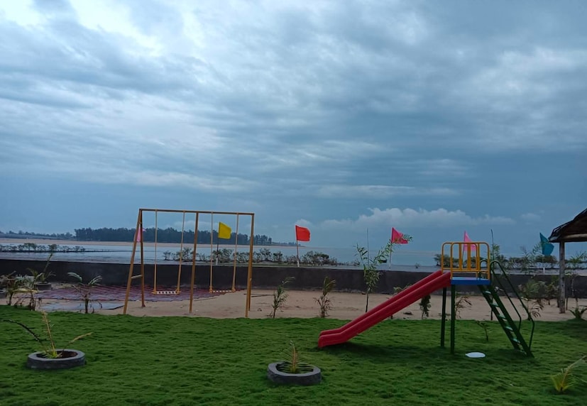 <strong>కారులో మందర్మణికి ఎలా వెళ్ళాలి..</strong><br />కారులో మందర్మణికి వెళ్లడం అత్యంత సౌకర్యవంతమైన మార్గాలలో ఒకటి. కోల్కతా నుండి విద్యాసాగర్ సేతు, NH16, కోలాఘాట్ ను కలుపుకొని నందకుమార్, కాంటై, చౌల్ఖోలా మార్గం గుండా మందర్మణికి చేరుకోవచ్చు. ఇలా జర్నీ చేస్తే కేవలం నాలుగున్నర గంటల్లో బీచ్ ప్లేస్ కి చేరుకుంటారు. రోడ్లు సాధారణంగా మంచి స్థితిలో ఉంటాయి. మార్గమధ్యలో అనేక ఇంధన కేంద్రాలు (fuel stations), ఆహార విరామ స్థలాలు ఉంటాయి. ప్రయాణంలో కొన్ని టోల్ ప్లాజాలను దాటాల్సి ఉంటుంది. <strong>కారులో మందర్మణికి ఎలా వెళ్ళాలి..</strong><br />కారులో మందర్మణికి వెళ్లడం అత్యంత సౌకర్యవంతమైన మార్గాలలో ఒకటి. కోల్కతా నుండి విద్యాసాగర్ సేతు, NH16, కోలాఘాట్ ను కలుపుకొని నందకుమార్, కాంటై, చౌల్ఖోలా మార్గం గుండా మందర్మణికి చేరుకోవచ్చు. ఇలా జర్నీ చేస్తే కేవలం నాలుగున్నర గంటల్లో బీచ్ ప్లేస్ కి చేరుకుంటారు. రోడ్లు సాధారణంగా మంచి స్థితిలో ఉంటాయి. మార్గమధ్యలో అనేక ఇంధన కేంద్రాలు (fuel stations), ఆహార విరామ స్థలాలు ఉంటాయి. ప్రయాణంలో కొన్ని టోల్ ప్లాజాలను దాటాల్సి ఉంటుంది.