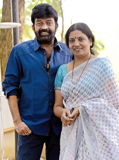 నీ భర్త ఒక అమ్మాయిని ఉంచుకుంటే లేదా ఎఫైర్ పెట్టుకుంటే తప్పు అనొచ్చు, అప్పుడు వాడితో నువ్వు ఉండాల్సిన అవసరం లేదు.. కానీ, అతను ఒక అమ్మాయి నచ్చి కేవలం లస్ట్ తోనో లేక అట్రాక్షన్ తోనే సీక్రెట్ గా, నీకు తెలియకుండా వేరొక దగ్గరికి వెళ్లి వస్తే తప్పు కానే కాదు అంటోంది జీవిత. ఎందుకంటే అతనికి నీపై ఇష్టం ఉంది, ప్రేమ ఉంది కాబట్టే నీకు తెలియకుండా వేరే అమ్మాయితో ఎఫైర్ పెట్టుకున్నాడు అంటూ లాజిక్ మాట్లాడింది జీవిత. నీ భర్త ఒక అమ్మాయిని ఉంచుకుంటే లేదా ఎఫైర్ పెట్టుకుంటే తప్పు అనొచ్చు, అప్పుడు వాడితో నువ్వు ఉండాల్సిన అవసరం లేదు.. కానీ, అతను ఒక అమ్మాయి నచ్చి కేవలం లస్ట్ తోనో లేక అట్రాక్షన్ తోనే సీక్రెట్ గా, నీకు తెలియకుండా వేరొక దగ్గరికి వెళ్లి వస్తే తప్పు కానే కాదు అంటోంది జీవిత. ఎందుకంటే అతనికి నీపై ఇష్టం ఉంది, ప్రేమ ఉంది కాబట్టే నీకు తెలియకుండా వేరే అమ్మాయితో ఎఫైర్ పెట్టుకున్నాడు అంటూ లాజిక్ మాట్లాడింది జీవిత.