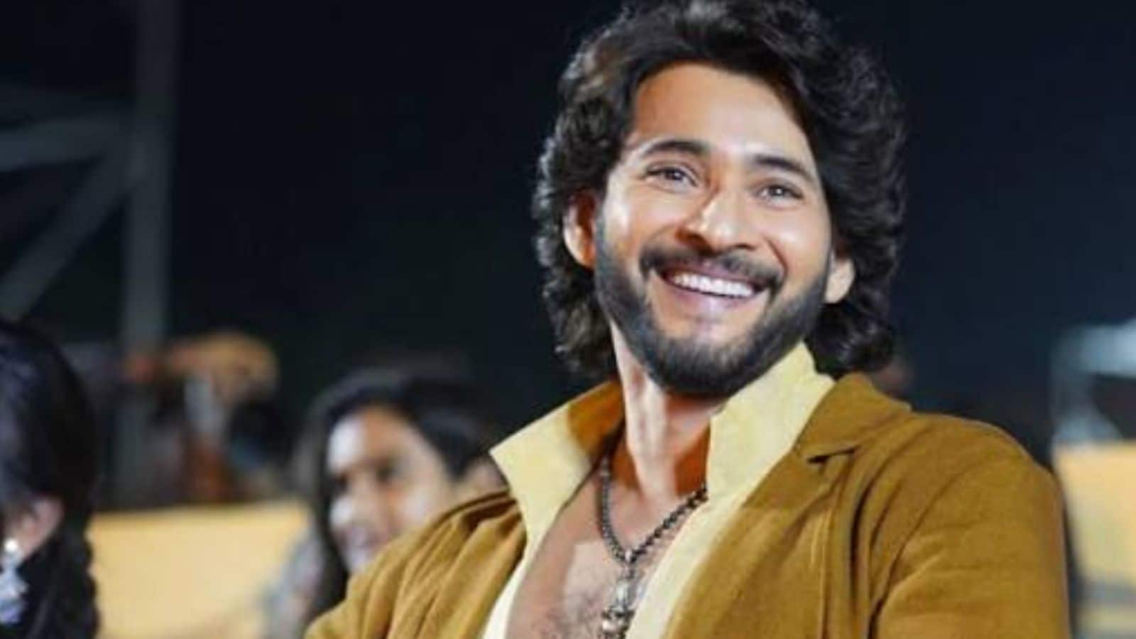 ప్రధానంగా మహేష్ బాబు తన డైట్లో ఎట్టి పరిస్థితుల్లోనూ ముట్టుకోని పదార్థాలు కొన్ని ఉన్నాయి. ముఖ్యంగా పాలు, పెరుగు, వెన్న, పన్నీర్, నెయ్యి వంటి డైరీ ప్రొడక్ట్స్కు (Dairy Products) ఆయన తన జీవితంలో పూర్తిగా దూరం. వీటితో పాటు ప్రాసెస్డ్ షుగర్ (రిఫైన్డ్ చక్కెర), డీప్ ఫ్రై చేసిన జంక్ ఫుడ్స్ను అస్సలు దరిచేరనివ్వరు. రిఫైన్డ్ షుగర్ మానేయడం వల్ల చర్మంలో కొల్లాజెన్ (Collagen) స్థాయిలు పడిపోకుండా ఉండి, ముడతలు రాకుండా యవ్వనంగా కనిపించడానికి సహాయపడుతుంది. శరీరంలో అనవసరమైన కేలరీలు, కొవ్వు చేరకపోవడం వల్లే ఆయన సిక్స్ ప్యాక్, లీన్ మజిల్స్ మెయింటైన్ చేయగలుగుతున్నారు. ప్రధానంగా మహేష్ బాబు తన డైట్లో ఎట్టి పరిస్థితుల్లోనూ ముట్టుకోని పదార్థాలు కొన్ని ఉన్నాయి. ముఖ్యంగా పాలు, పెరుగు, వెన్న, పన్నీర్, నెయ్యి వంటి డైరీ ప్రొడక్ట్స్కు (Dairy Products) ఆయన తన జీవితంలో పూర్తిగా దూరం. వీటితో పాటు ప్రాసెస్డ్ షుగర్ (రిఫైన్డ్ చక్కెర), డీప్ ఫ్రై చేసిన జంక్ ఫుడ్స్ను అస్సలు దరిచేరనివ్వరు. రిఫైన్డ్ షుగర్ మానేయడం వల్ల చర్మంలో కొల్లాజెన్ (Collagen) స్థాయిలు పడిపోకుండా ఉండి, ముడతలు రాకుండా యవ్వనంగా కనిపించడానికి సహాయపడుతుంది. శరీరంలో అనవసరమైన కేలరీలు, కొవ్వు చేరకపోవడం వల్లే ఆయన సిక్స్ ప్యాక్, లీన్ మజిల్స్ మెయింటైన్ చేయగలుగుతున్నారు.