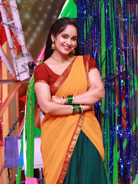 ఈసారి బిగ్బాస్ 10లో తేజస్వినితో పాటు మరికొంతమంది ప్రముఖుల పేర్లు కూడా ప్రచారంలో ఉన్నాయి. చంద్రహాస్, సుప్రీత, అభినవ్ గోమటం, నిరుపమ్ పరిటాల, యాంకర్ శ్యామల, వర్ష వంటి పలువురు సెలబ్రిటీలు కంటెస్టెంట్లుగా రావచ్చని సోషల్ మీడియాలో జోరుగా చర్చ నడుస్తోంది. కానీ ప్రతి సీజన్లో మాదిరిగానే అధికారిక జాబితా విడుదలయ్యే వరకు ఈ వార్తలన్నీ ఊహాగానాలుగానే పరిగణించాలి. ఈసారి బిగ్బాస్ 10లో తేజస్వినితో పాటు మరికొంతమంది ప్రముఖుల పేర్లు కూడా ప్రచారంలో ఉన్నాయి. చంద్రహాస్, సుప్రీత, అభినవ్ గోమటం, నిరుపమ్ పరిటాల, యాంకర్ శ్యామల, వర్ష వంటి పలువురు సెలబ్రిటీలు కంటెస్టెంట్లుగా రావచ్చని సోషల్ మీడియాలో జోరుగా చర్చ నడుస్తోంది. కానీ ప్రతి సీజన్లో మాదిరిగానే అధికారిక జాబితా విడుదలయ్యే వరకు ఈ వార్తలన్నీ ఊహాగానాలుగానే పరిగణించాలి.