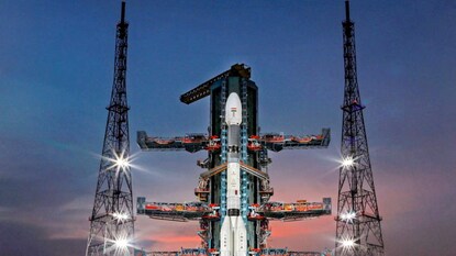ISRO: ఇస్రోలో ఏం జరుగుతోంది? 100 మంది సైంటిస్టుల రాజీనామాతో కేంద్రం కీలక నిర్ణయం (ప్రతీకాత్మక చిత్రం) ISRO: ఇస్రోలో ఏం జరుగుతోంది? 100 మంది సైంటిస్టుల రాజీనామాతో కేంద్రం కీలక నిర్ణయం (ప్రతీకాత్మక చిత్రం)